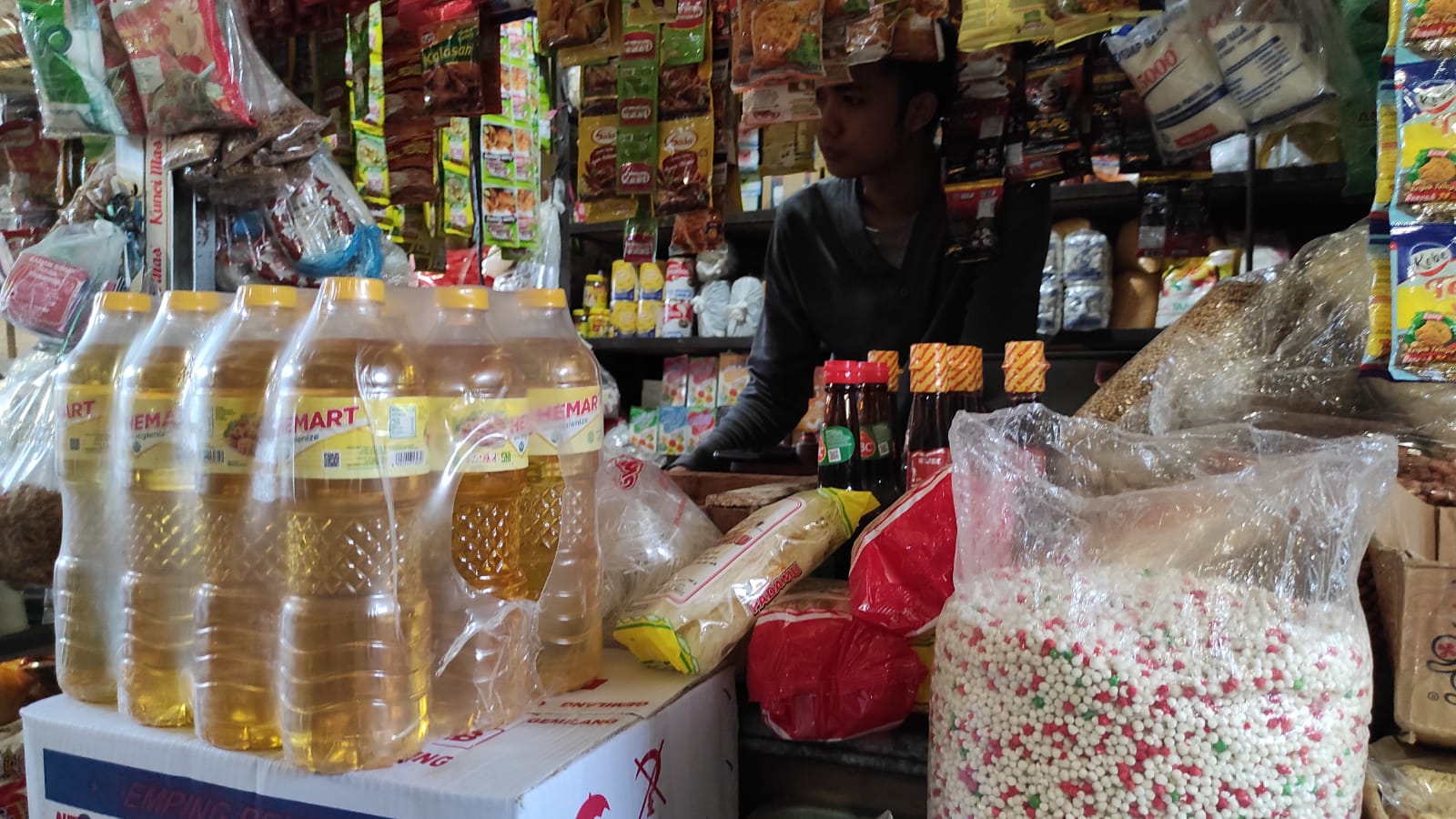 Minyak goreng kemasan yang dijual di Pasar KM 5 Palembang mencapai Rp25.000 per liternya.