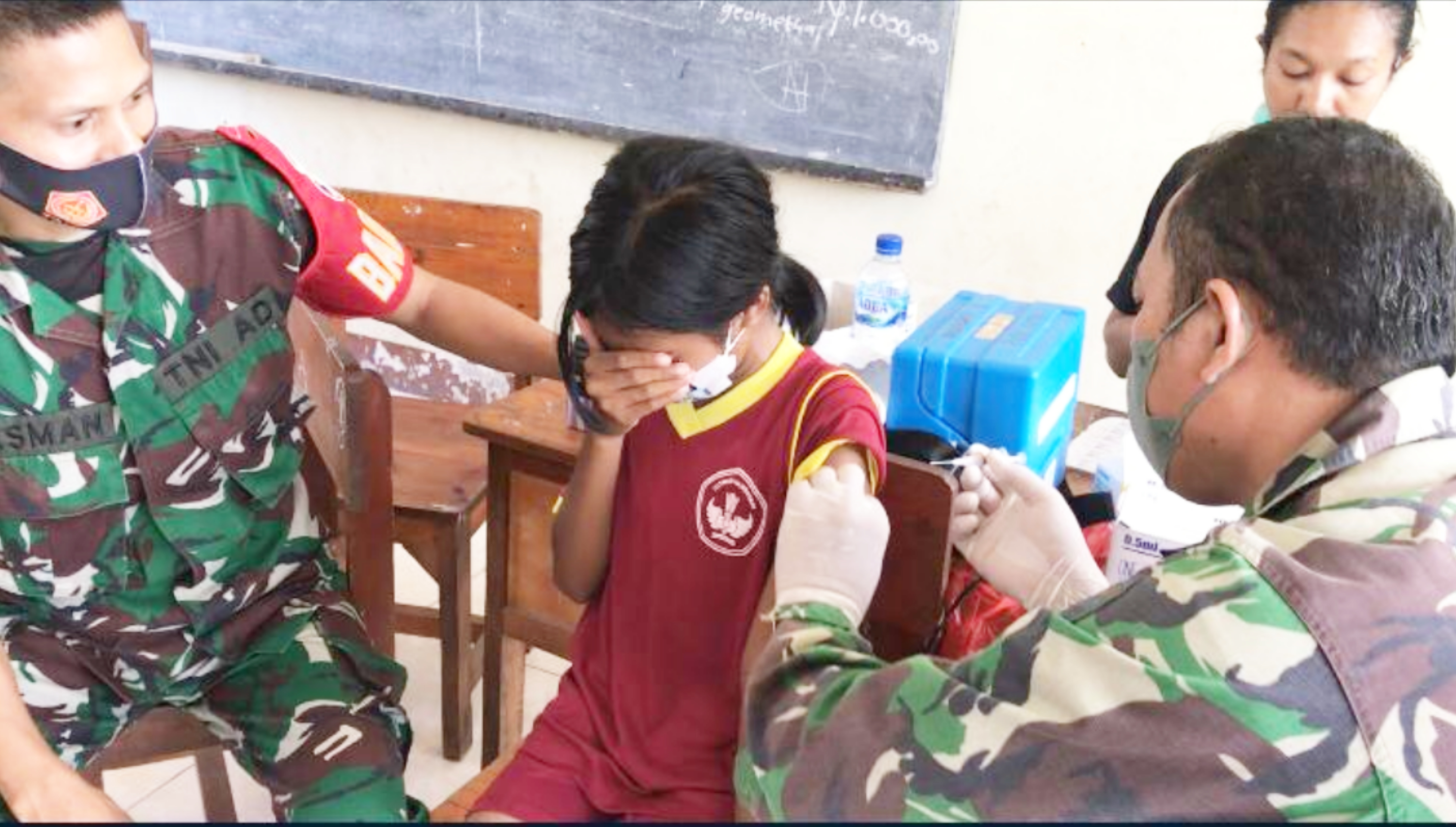 Anggota TNI dari Kodim 1603 turun tangan membujuk anak-anak agar mau divaksin Covid-19, Sabtu (30/4/2022).