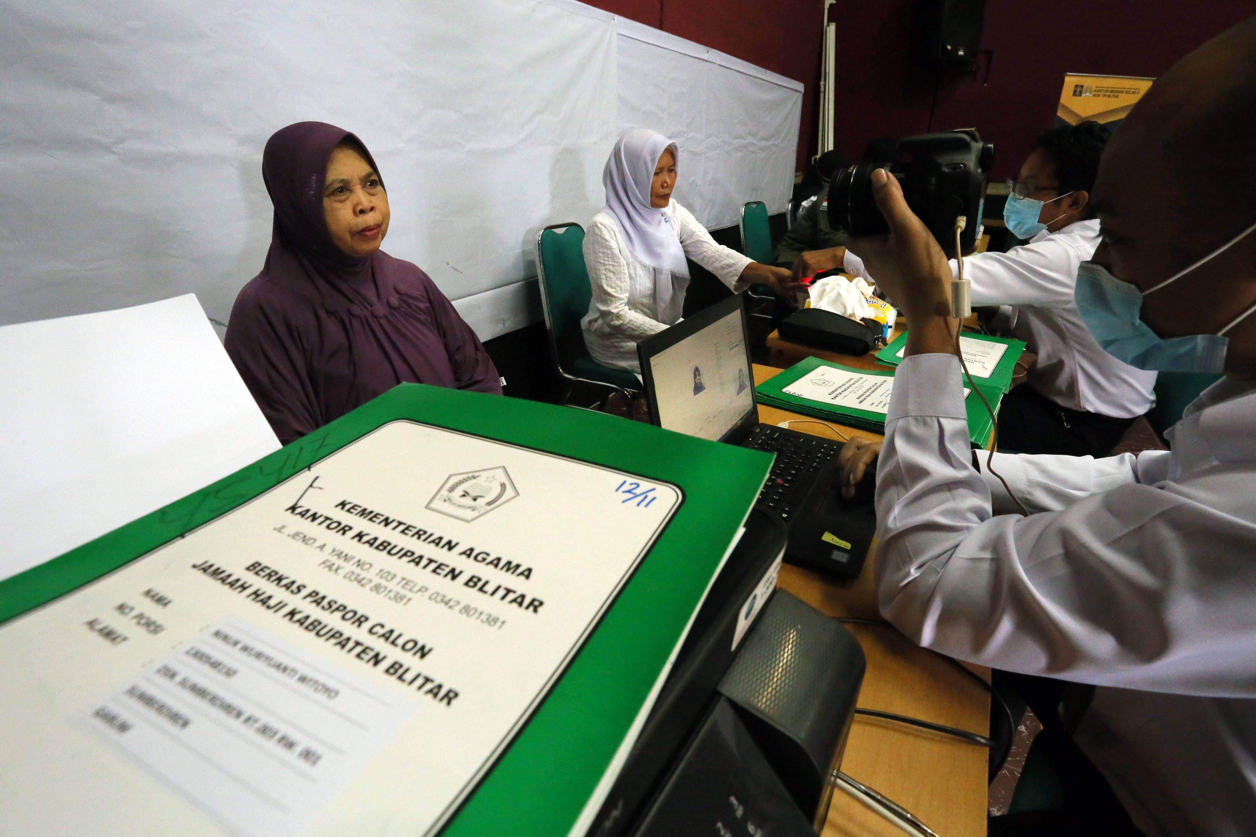 Petugas Kantor Imigrasi Kelas II Non TPI Blitar merekam data Jamaah Calon Haji 2021 di Kantor Kemenag, Blitar,  Jawa Timur, Rabu (7/4/2021)