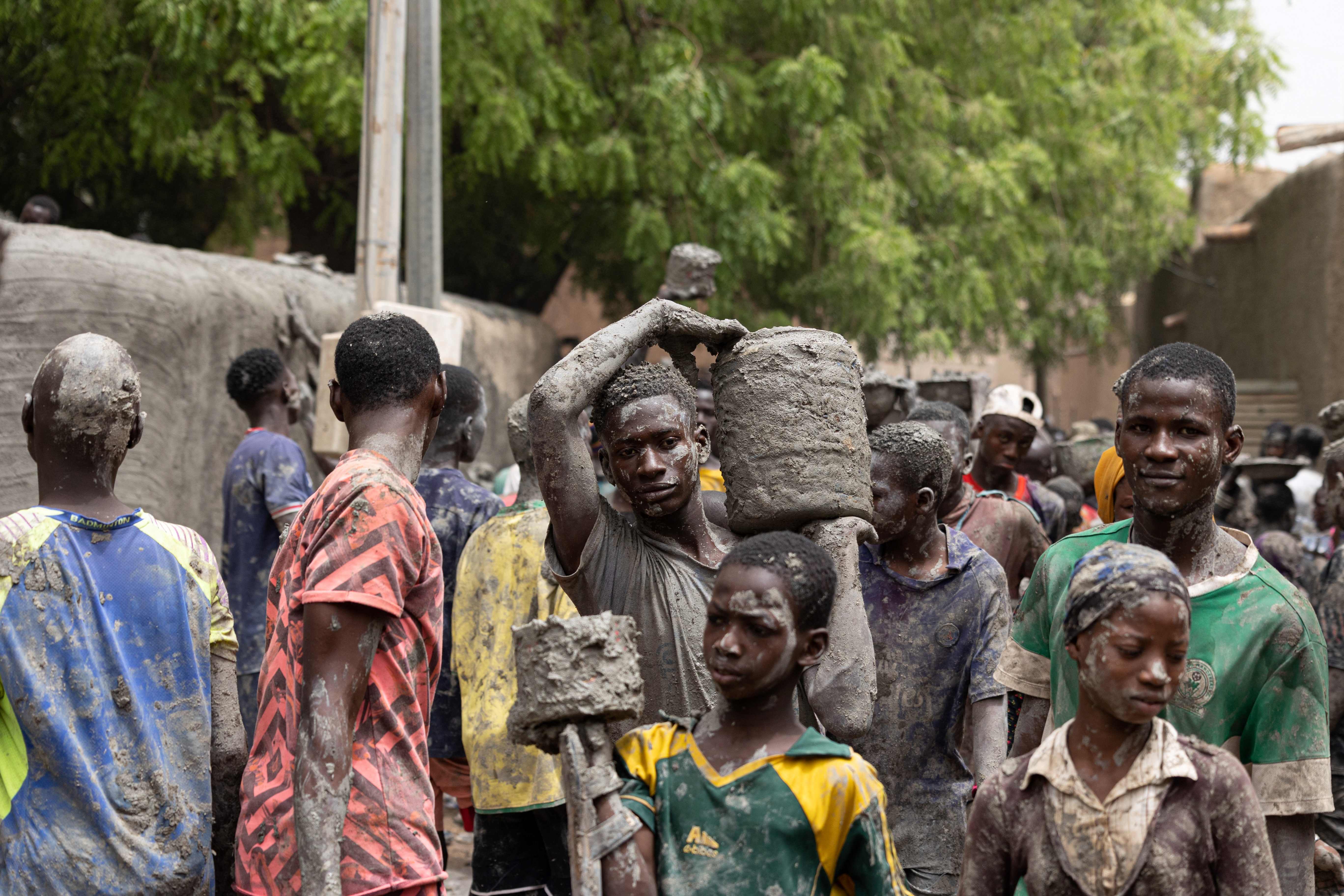 Warga membangun dinding Masjid Komoguel di Mopti, Mali, Minggu (27/3/2022)