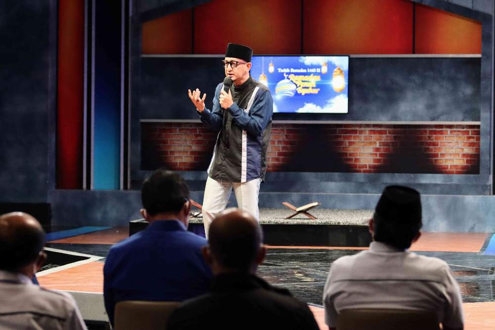 Ustadz Zacky Mirza menyampaikan tausiyah. 