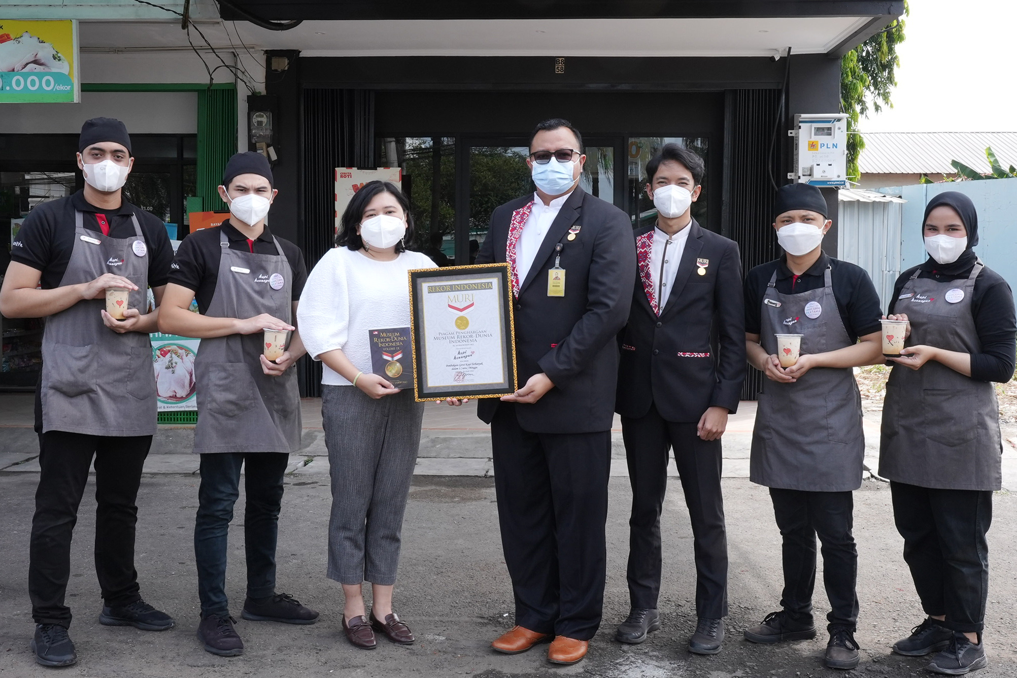 Sepekan Buka 26 Outlet, Kopi Kenangan Raih Rekor MURI 