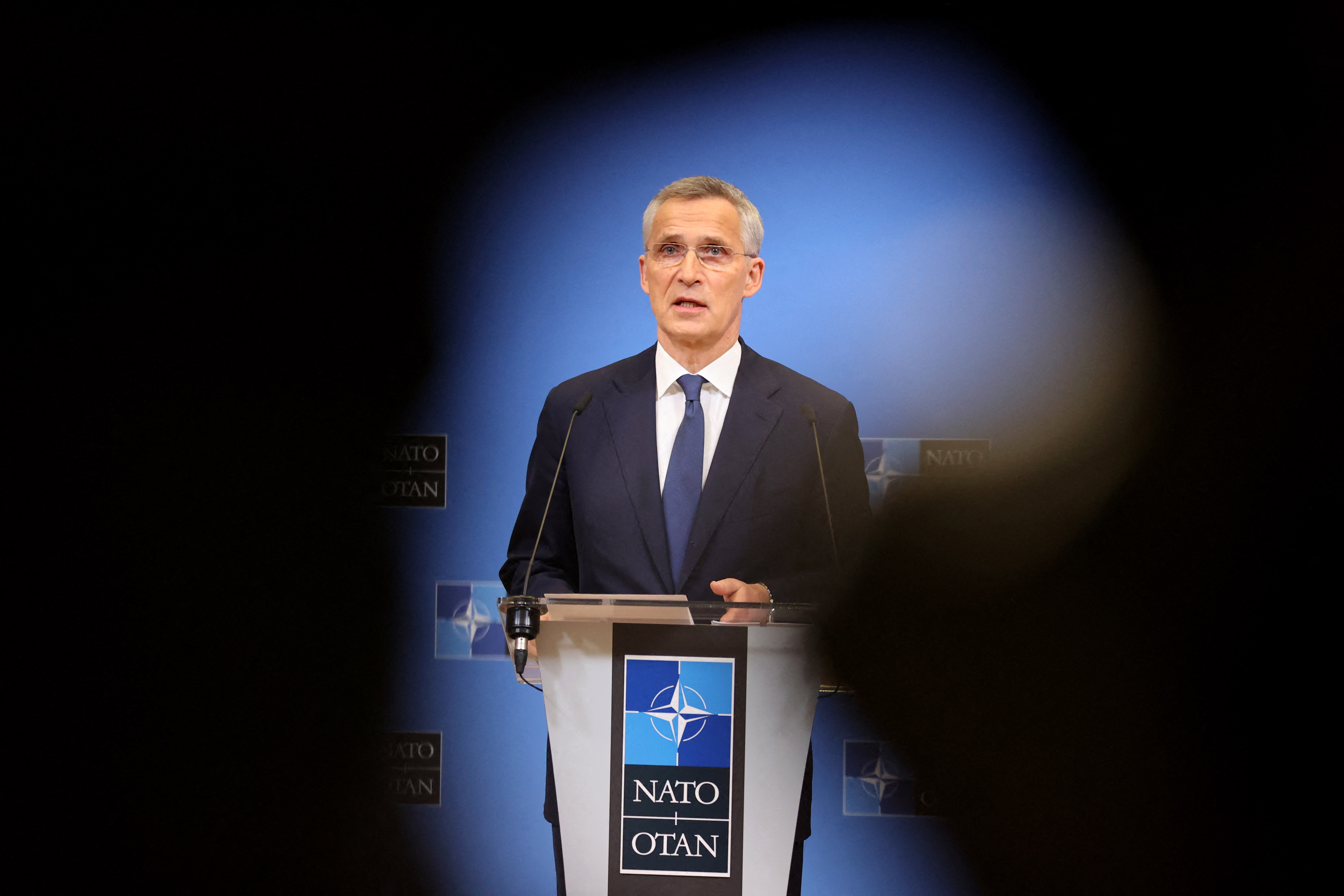 Sekjen NATO Jens Stoltenberg berbicara pada jumpa pers setelah pertemuan dengan para menteri luar negeri anggota NATO di Brussel, Belgia.  