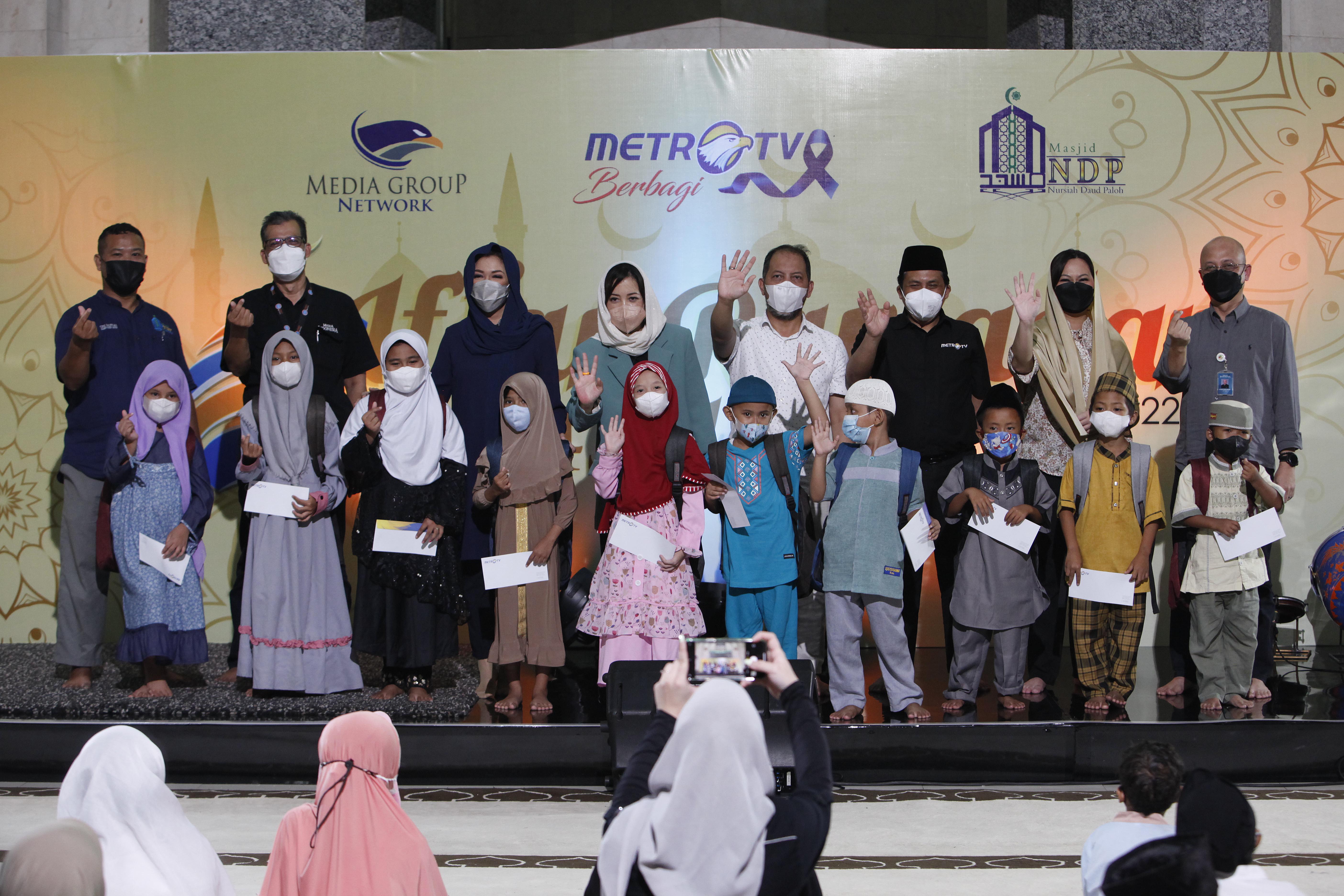 Anak-anak di lingkungan Media Group mengikuti Iftar Ramadan 1443 H di Masjid Nursiah Daud Paloh, Kedoya, Jakarta, kemarin.