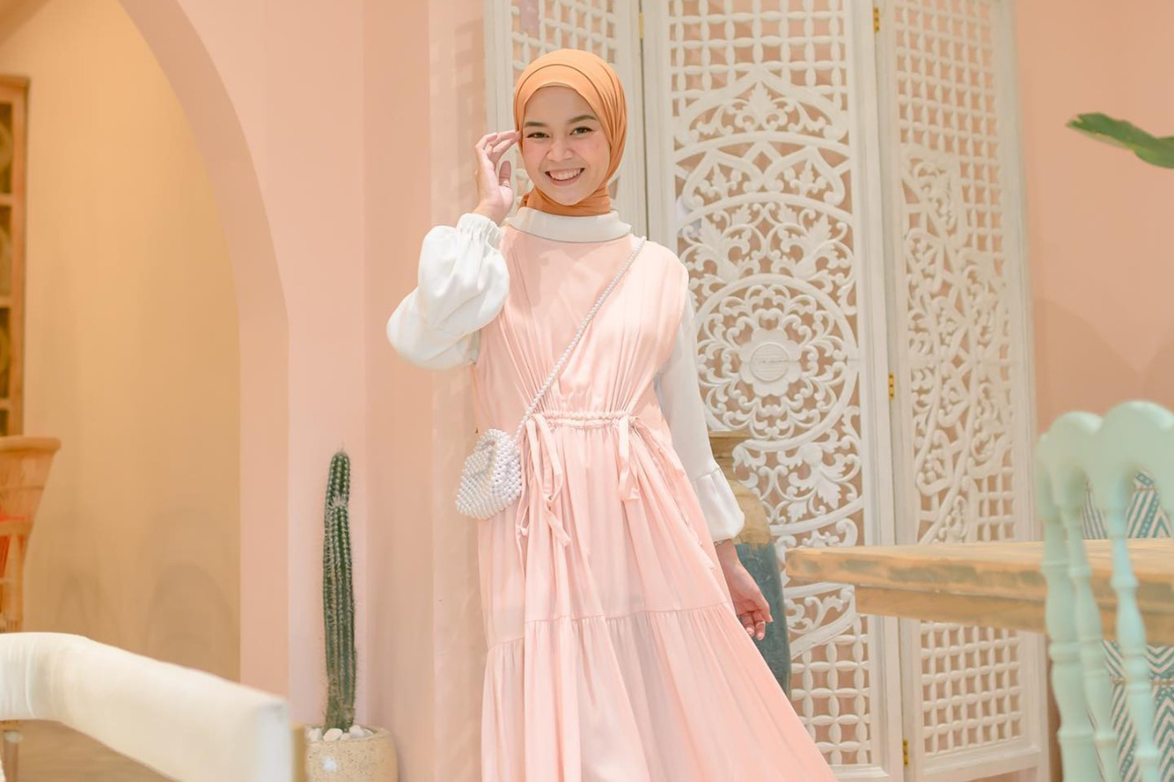 Ilustrasi hijab dengan warna cerah.