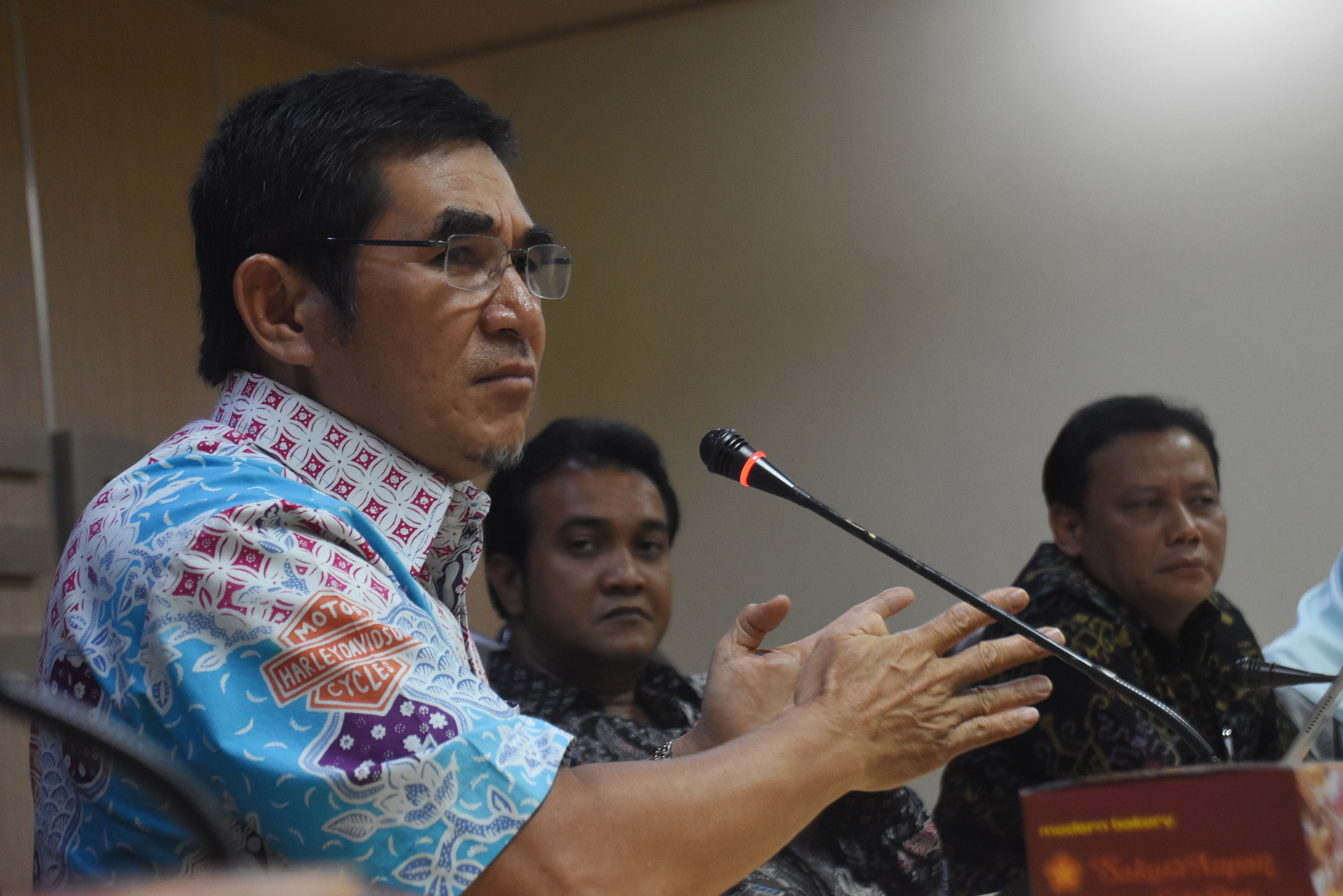 Mantan Ketua Mahkamah Konstitusi Hamdan Zoelva (kiri)