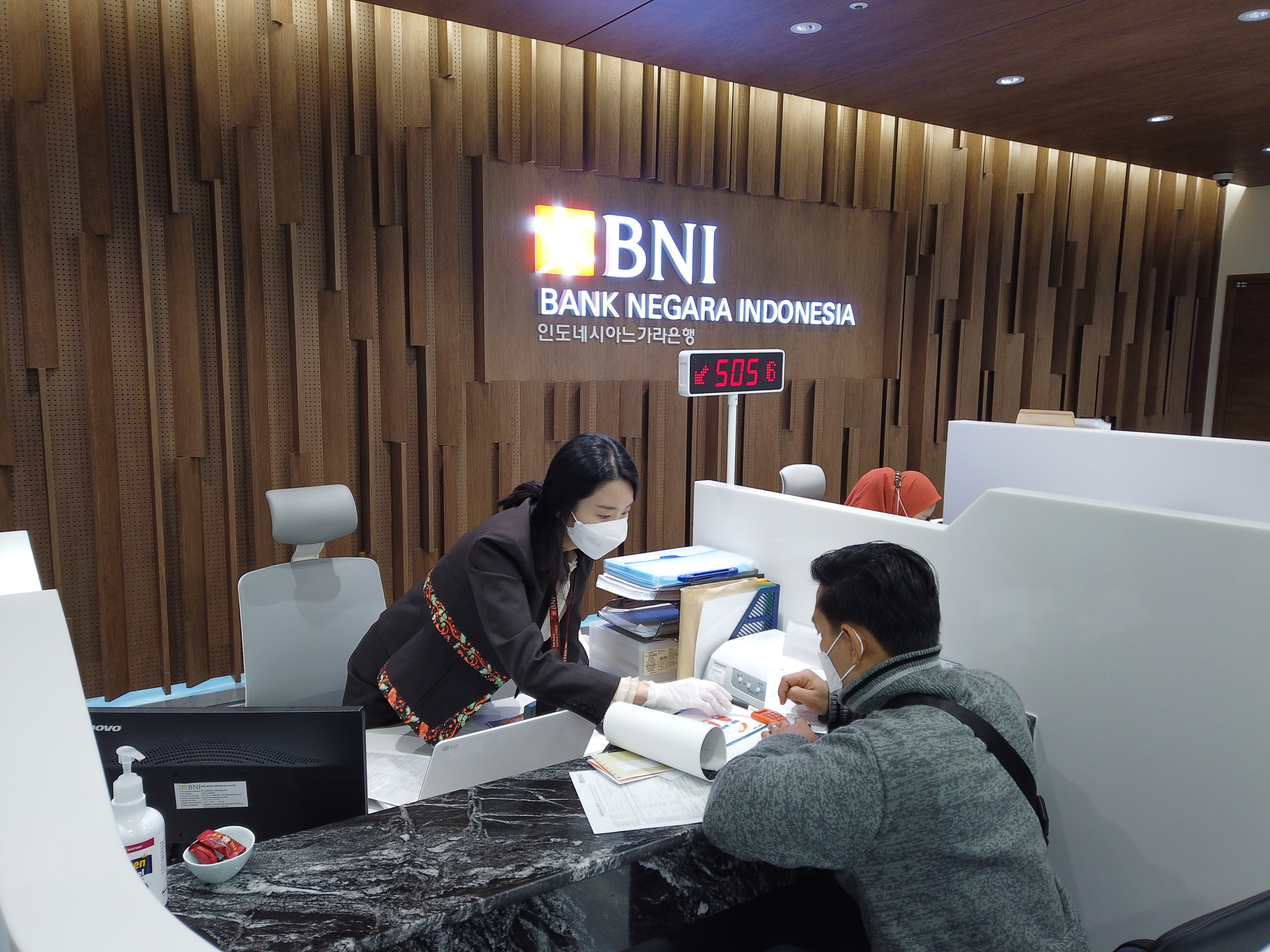 Petugas di Kantor BNI Seoul melayani nasabah.  