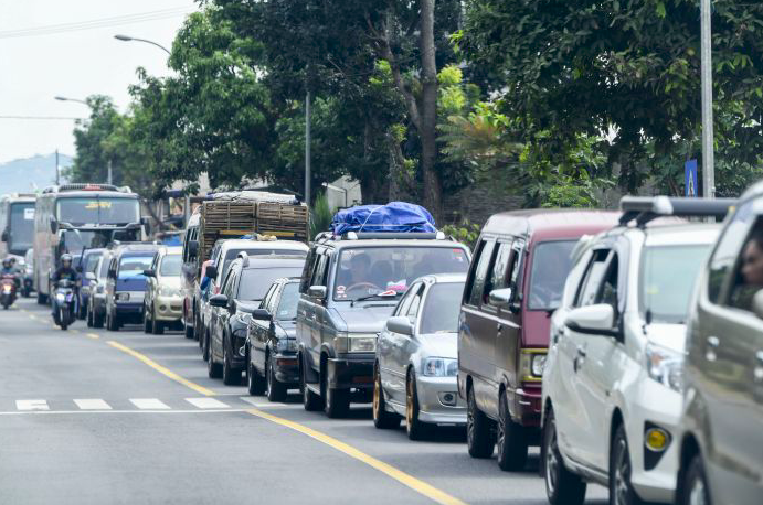 Antrean kendaraan pemudik menuju Tasikmalaya-Ciamis dan Jawa Tengah melintas di Limbangan, Kabupaten Garut, Jawa Barat.