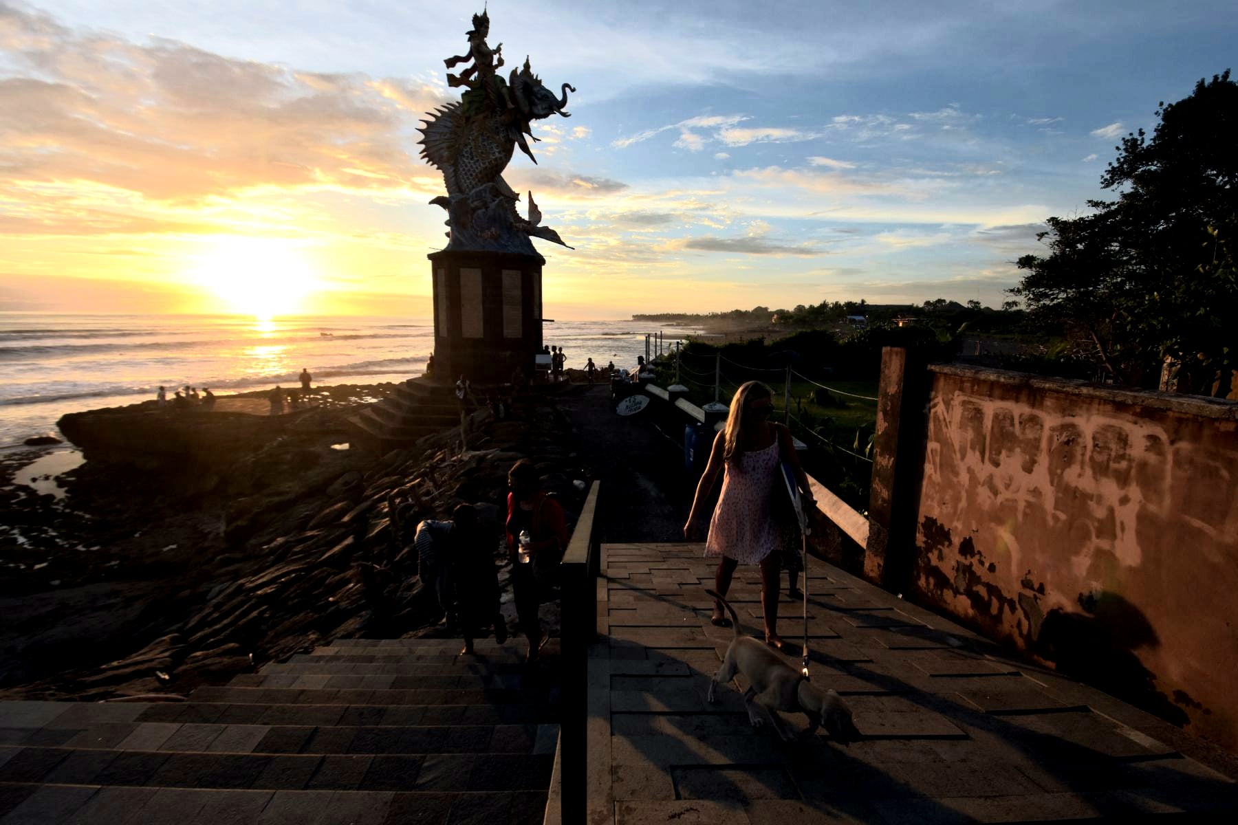 Wisatawan menikmati sunset di Bali.
