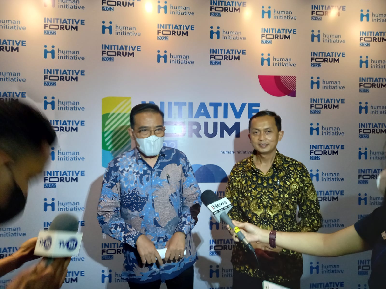 Presiden Human Initiative Tomy Hendrajati (kanan) dan Staf Ahli Menteri Bidang Ekonomi Makro Menkop UKM Rulli Nuryadi (tengah). 