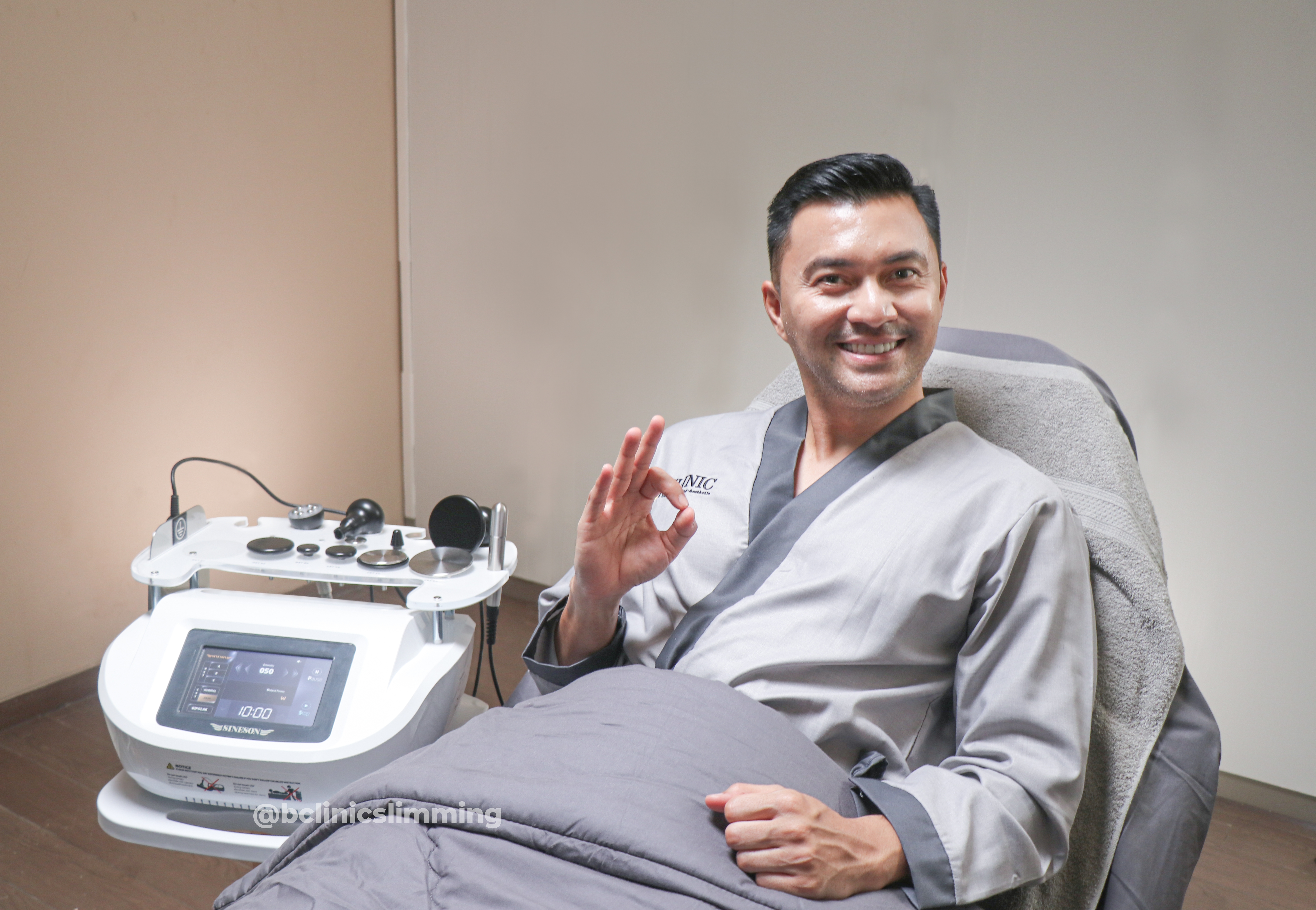 Aktor ANjasmara sedang melakukan perawatan di B Clinic