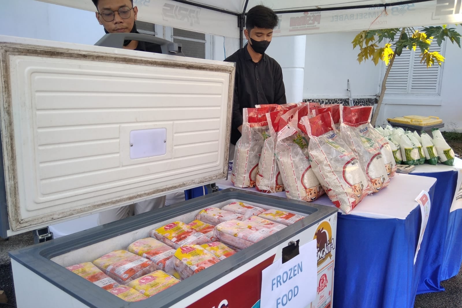 Gerai stand Bulog Divre Sumsel Babel yang menjual daging kerbau beku Rp80.000 per kilogram di pasar murah Palembang.