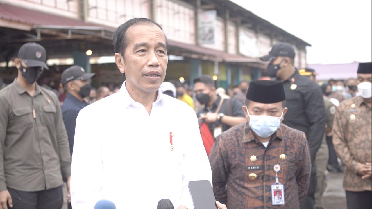 Presiden Jokowi menghadiri peluncuran perdana program BLT Minyak Goreng dilakukan di Pasar Rakyat Angso Duo Baru, Kota Jambi, Kamis (7/4).
