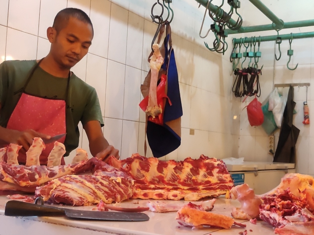 Pedagang daging sapi di Pasar Panorama Lembang, Kabupaten Bandung Barat, Jawa Barat.