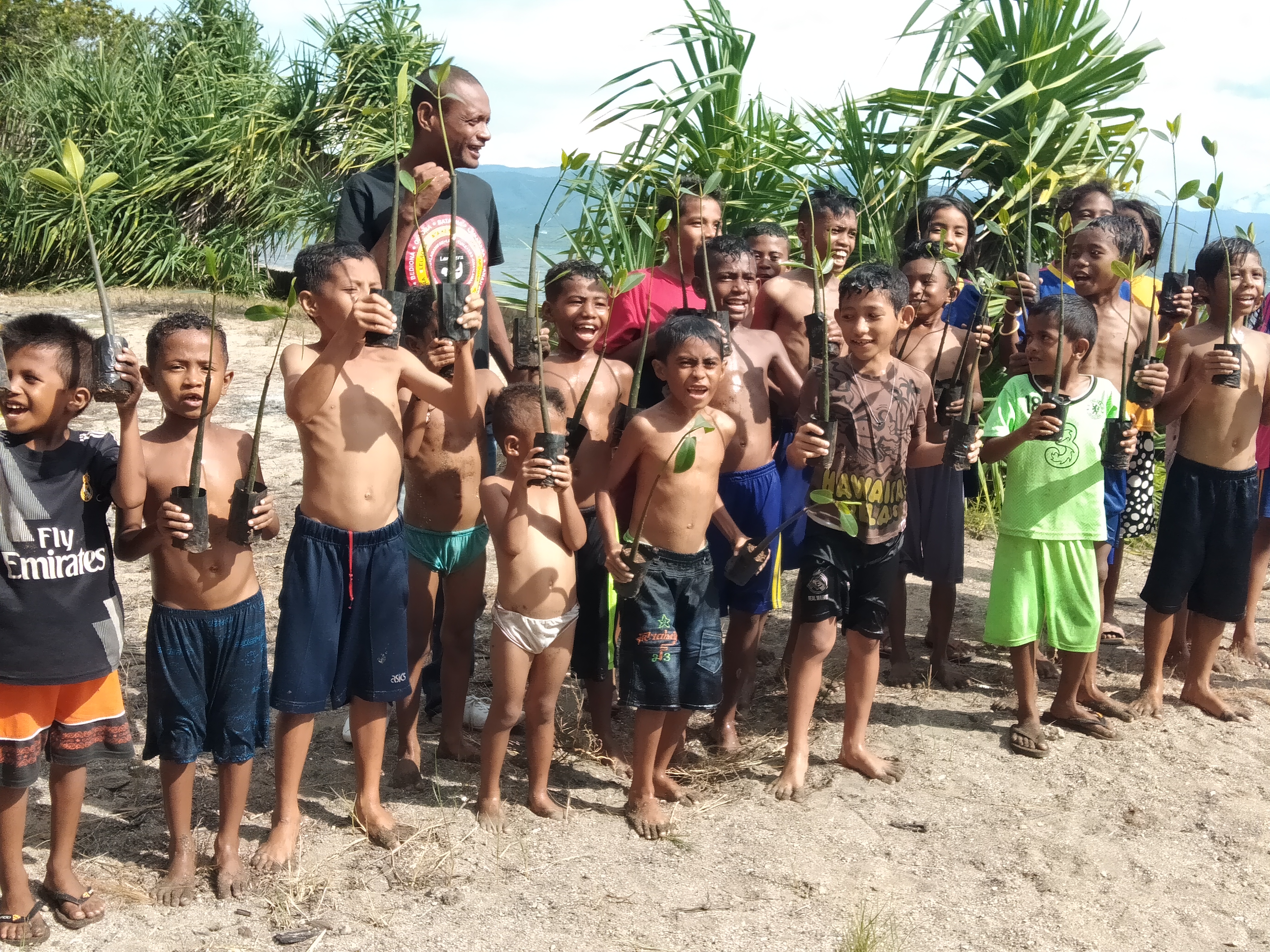 Ritual adat Muro di wilayah laut Desa Petuntawa, Kecamatan Ile Ape, Kabupaten Lembata, NTT, Jumat (8/4).