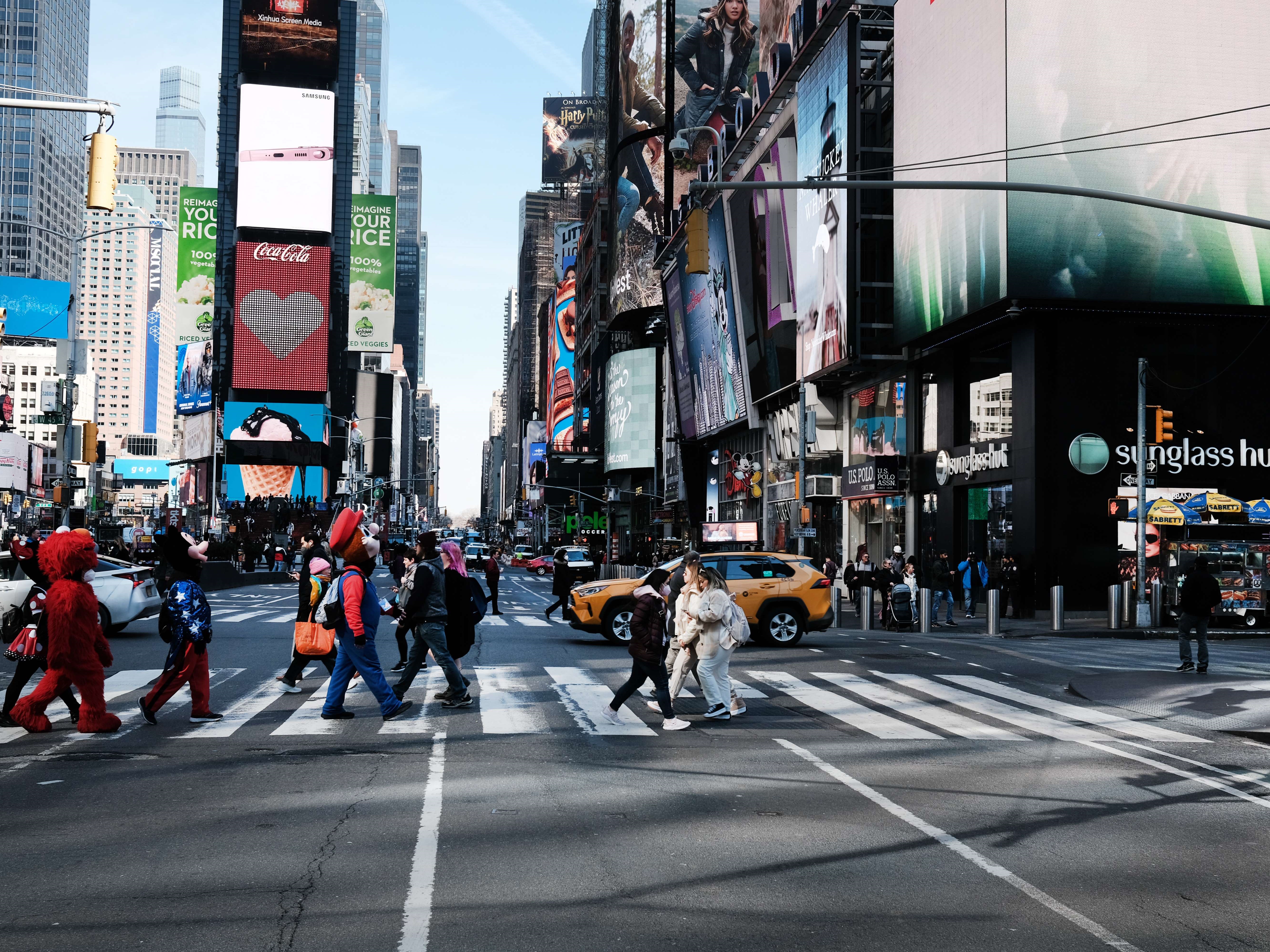 Orang-orang berjalan melalui Times Square pada 11 Maret 2022 di New York City.
