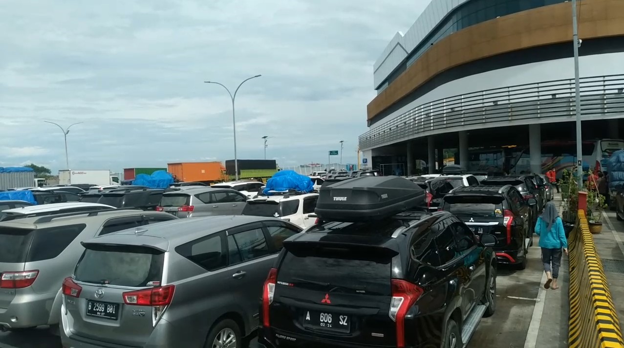 Calon Penumpang Harus Antre di Luar dan Dalam Pelabuhan Merak