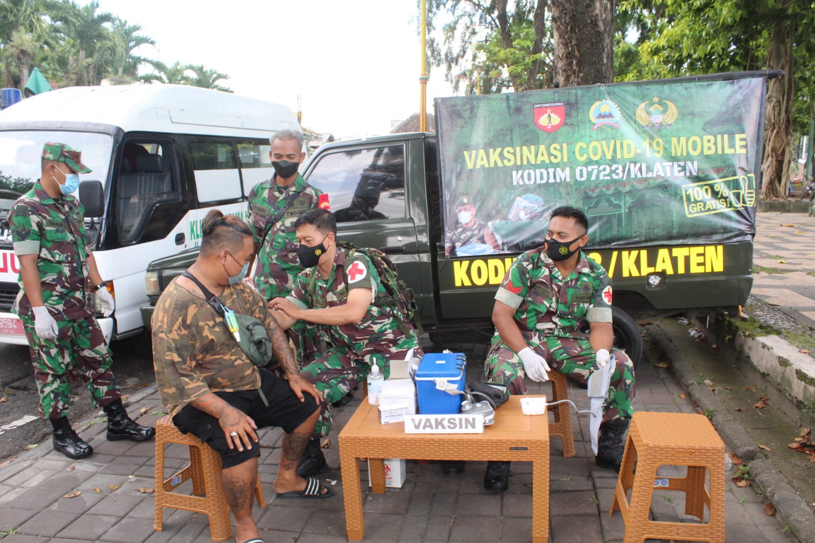 Seorang warga menjalani vaksinasi covid-19 yang dilakukan Kodim Klaten
