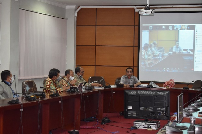 Rektor UPI Prof M Solehuddin memimpin rapat guna mematangkan persiapan Munas ISPI di kampusnya