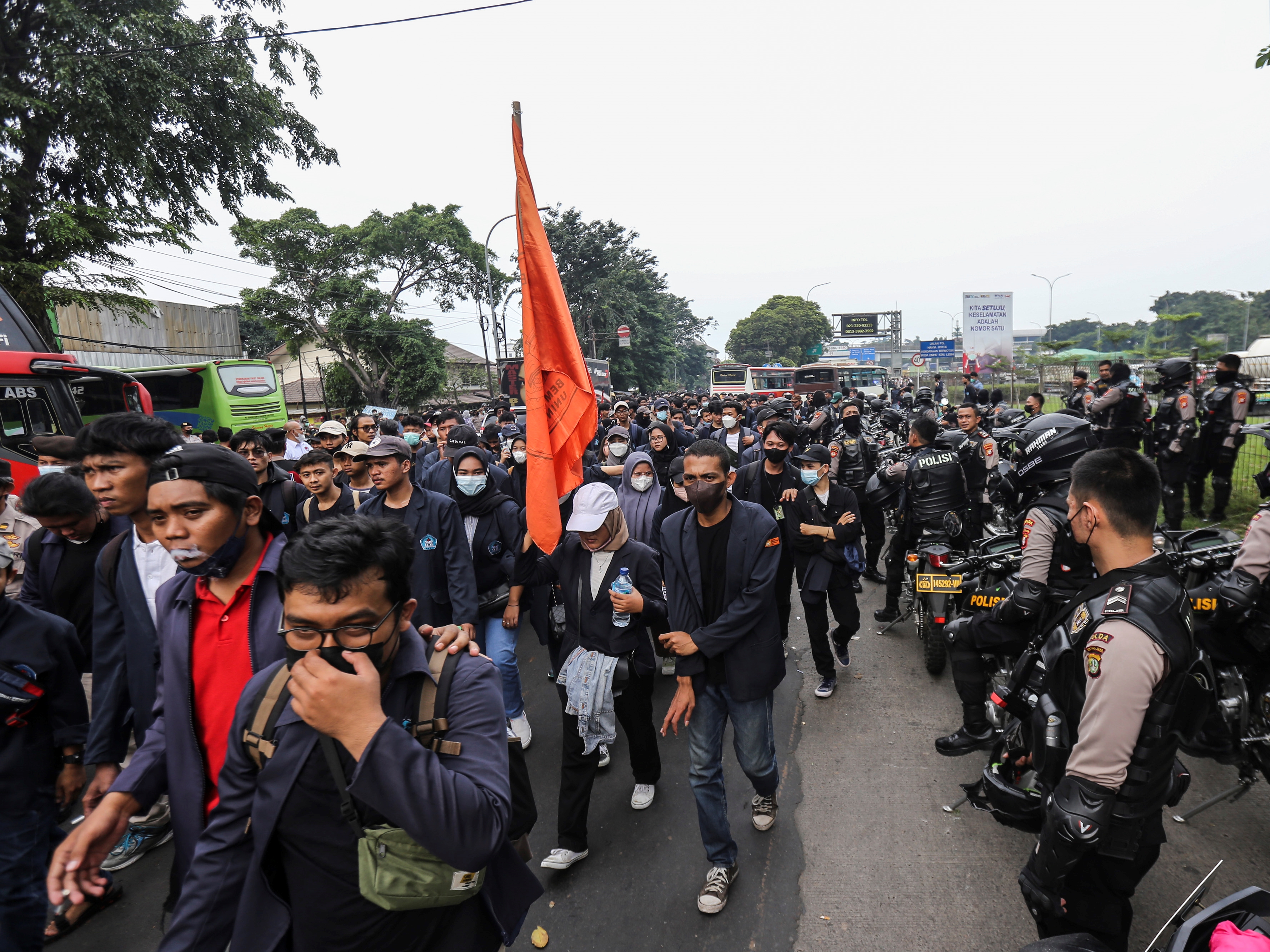 Sejumlah massa mahasiswa kembali ke kampusnya di kawasan Pasar Rebo, Jakarta Timur, Senin (11/4/2022).