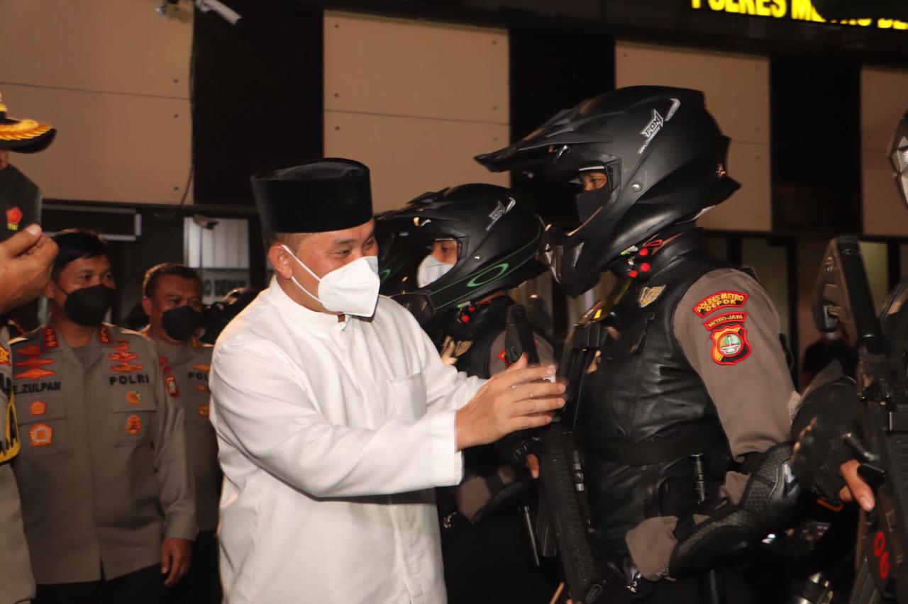 Kapolda Metro Jaya Irjen M Fadil Imran (kemeja putih) memberikan apresiasi kepada tim Patroli Perintis Presisi Polsek Bojonggede, Rabu (6/4)