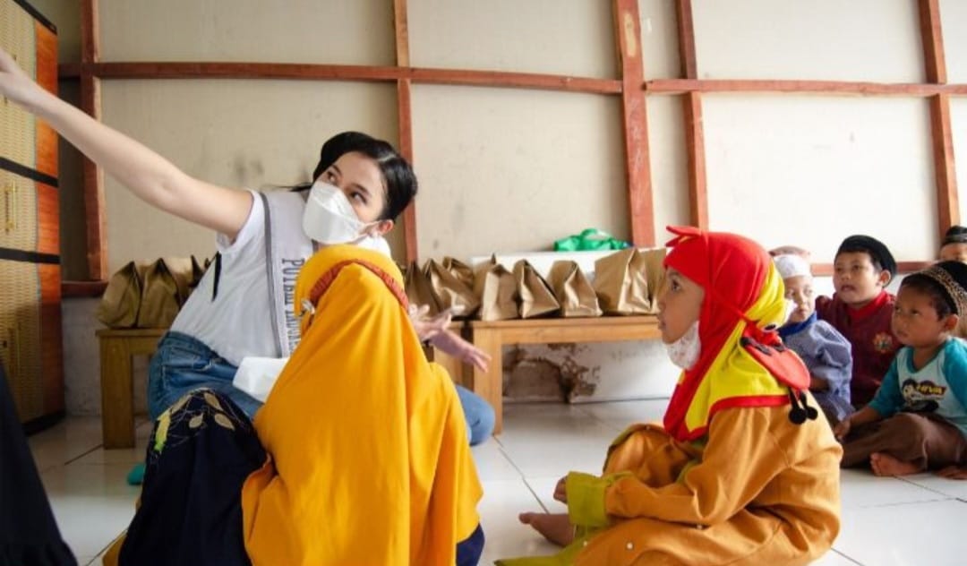 Finalis Puteri Indonesia perwakilan DKI Jakarta 6, Maureethania Miranda tengah melakukan kegiatan sosial. 