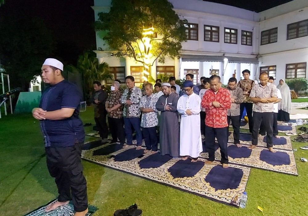 Anggota diaspora Indonesia mengikuti salat Tarawih di Karachi, Pakistan