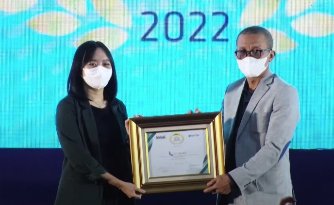 Direktur Bisnis BPR Lestari Made Tutik Sri Andayani dan Direktur Biro Riset Infobank Eko B. Supriyanto,