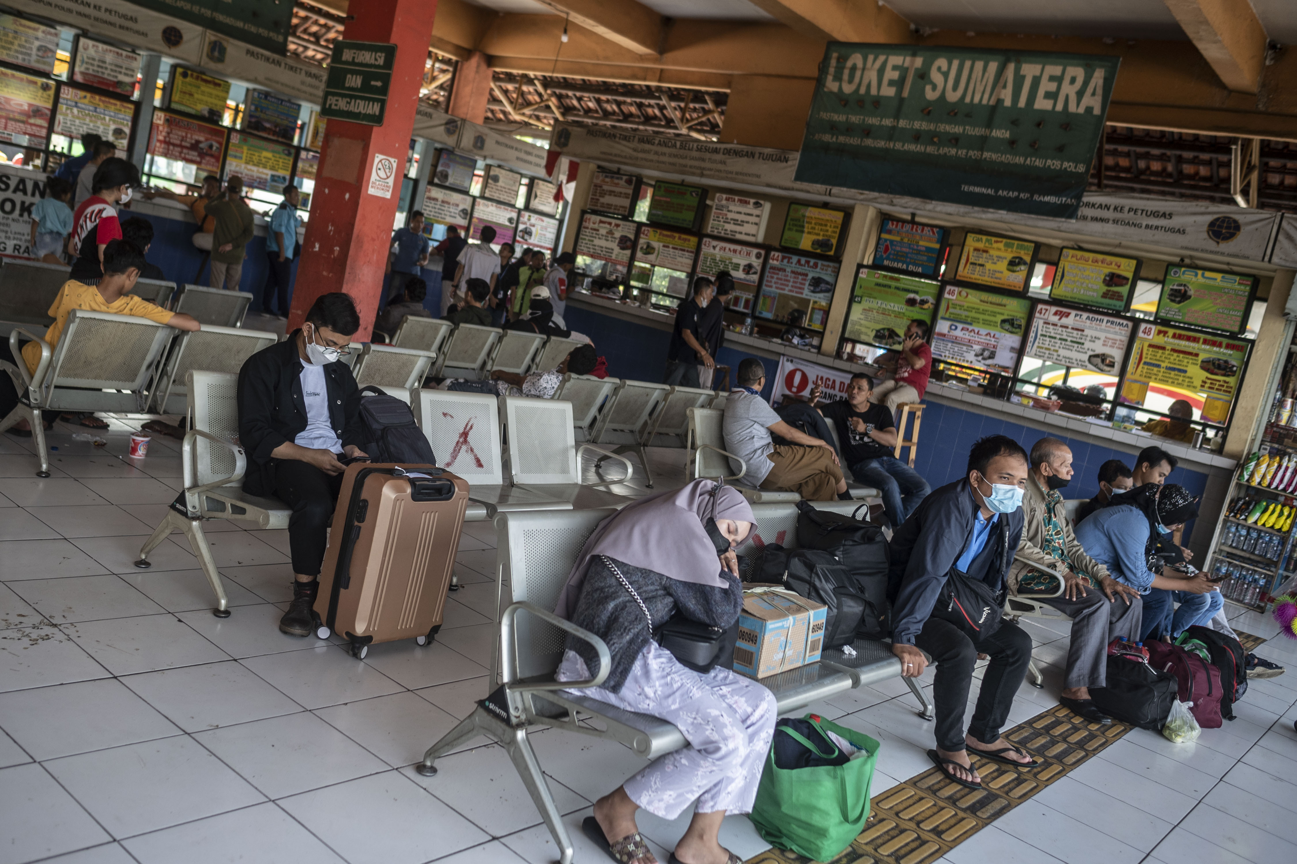 Penumpang menunggu kedatangan bus antarkota antarprovinsi (AKAP) di Terminal Kampung Rambutan, Jakarta.