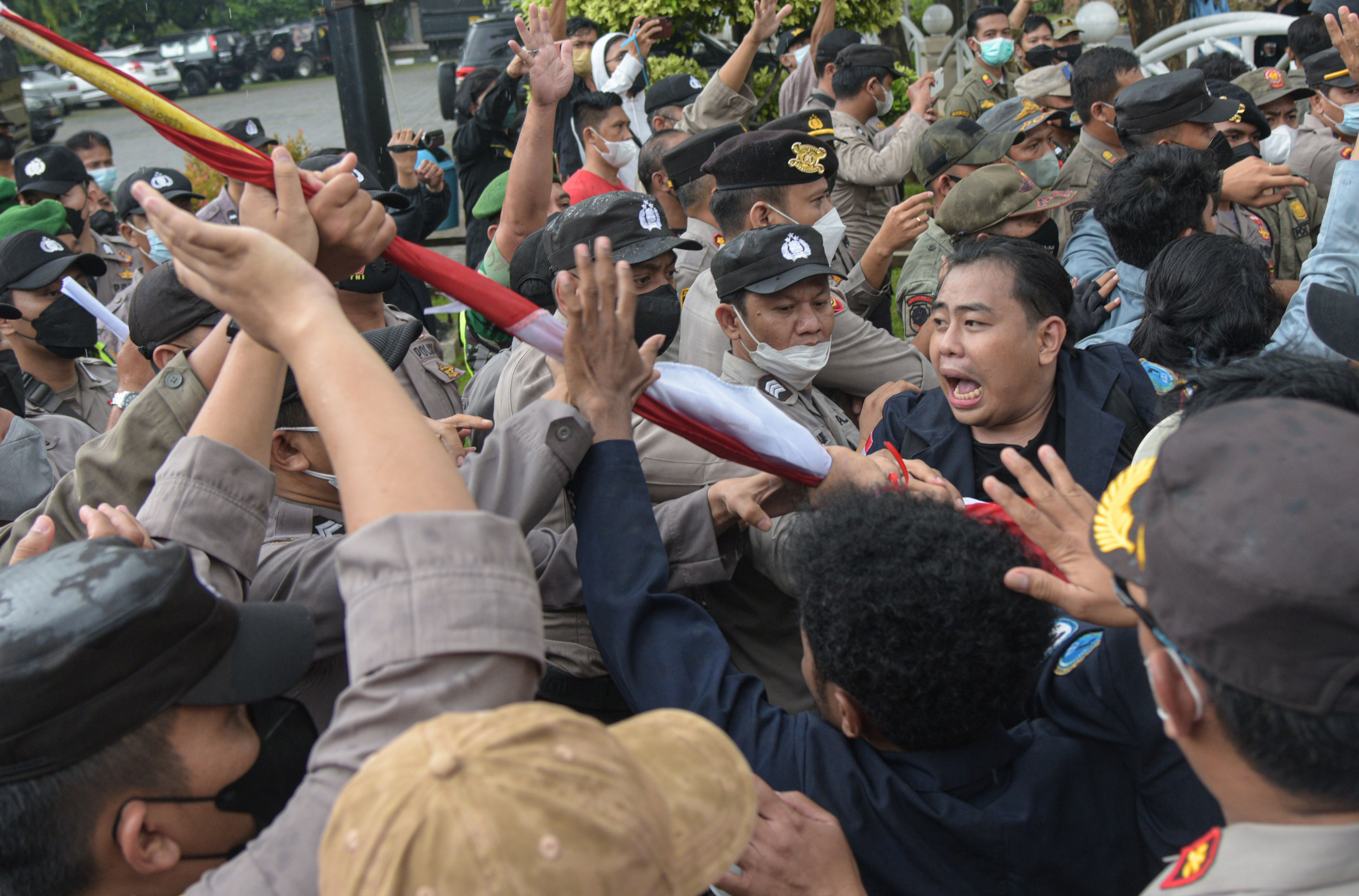 Mahasiswa terlibat aksi saling dorong dengan aparat Kepolisian saat berunjuk rasa di depan kantor DPRD Kota Bekasi.