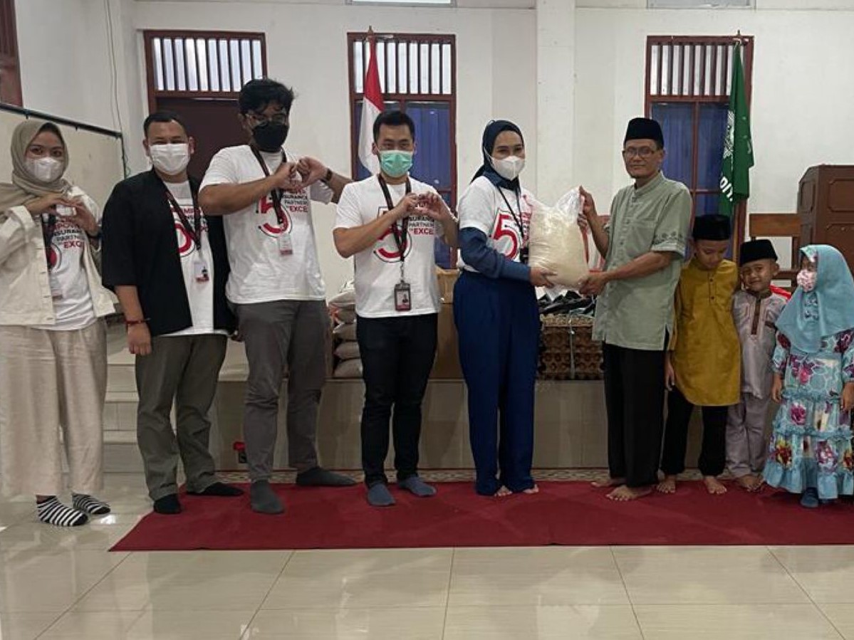 Associate Director HRBP Fuse, Sukmawati, (kelima dari kiri) menyerahkan donasi untuk Panti Asuhan Anak Muhammadiyah PCM Kembangan.