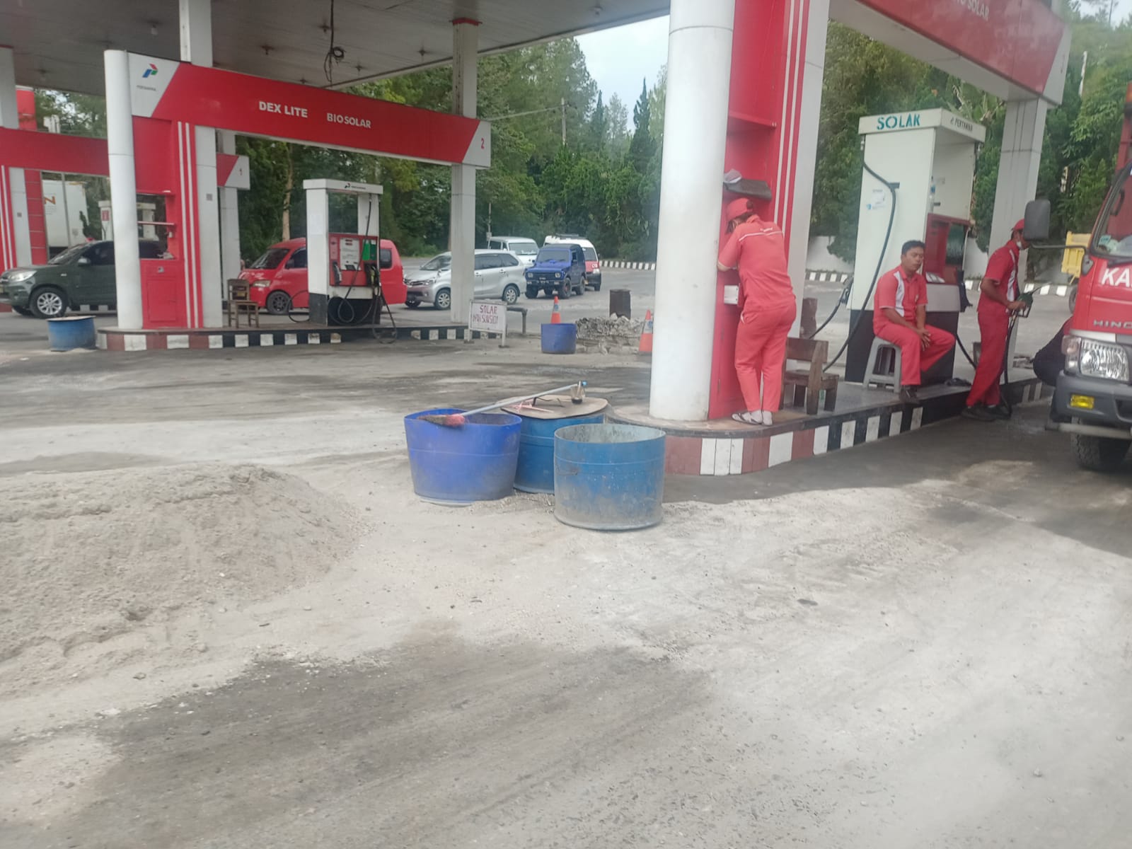 Aktivitas pengisian BBM di salah satu SPBU di Tapanuli Utara
