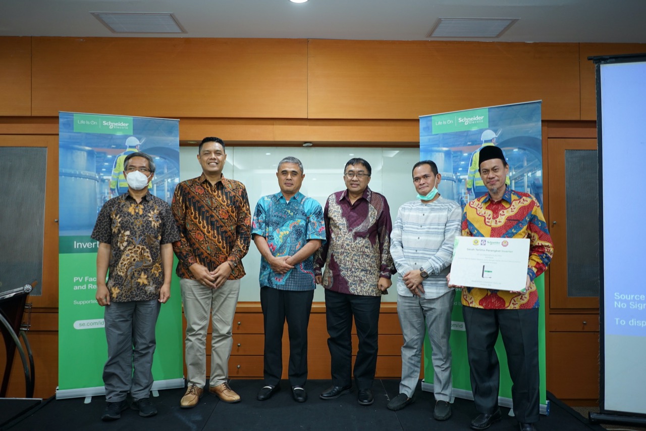 Penyerahan bantuan peralatan Solar Inverter CL36.
