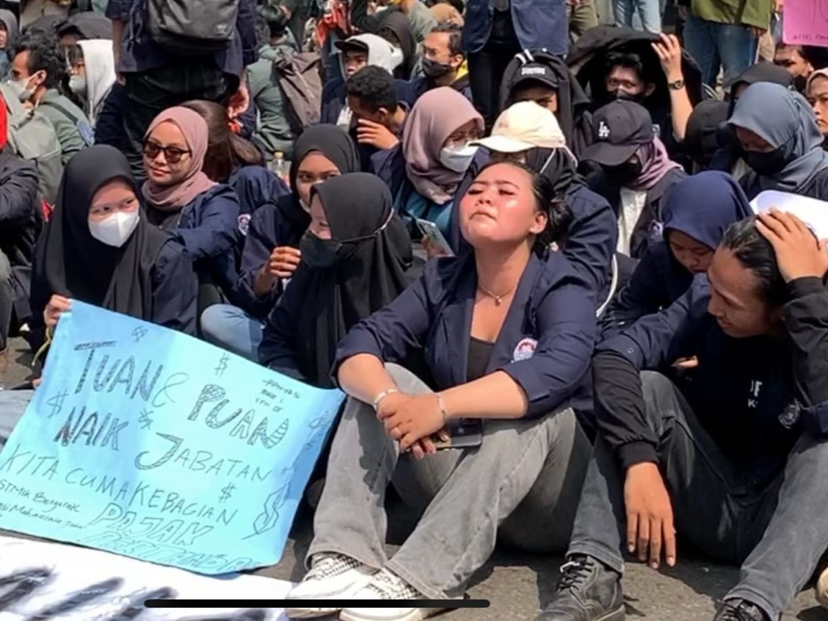 Hal tersebut menjadi sorotan pada unjuk rasa di depan DPRD Jawa Barat karena salah satu mahasiswa tersebut ialah seorang perempuan.