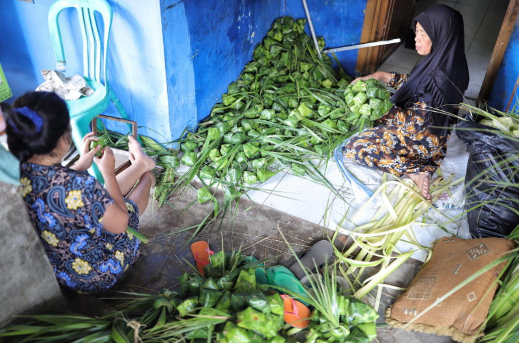 Warga kampung ketupat