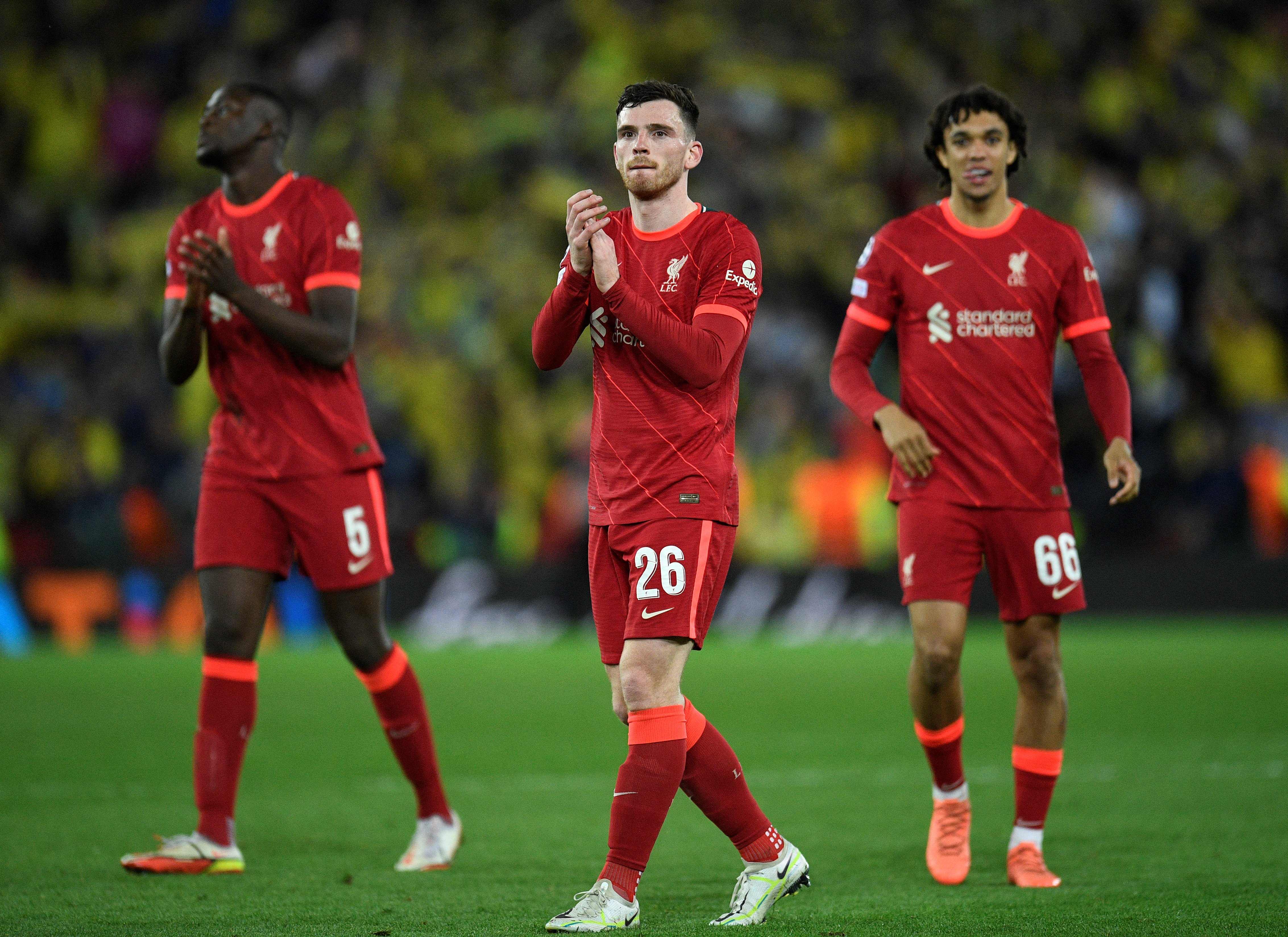 Bek Liverpool Andrew Robertson menyapa pendukung mereka di Anfield usai mengalahkan Villarreal di laga Liga Champions.