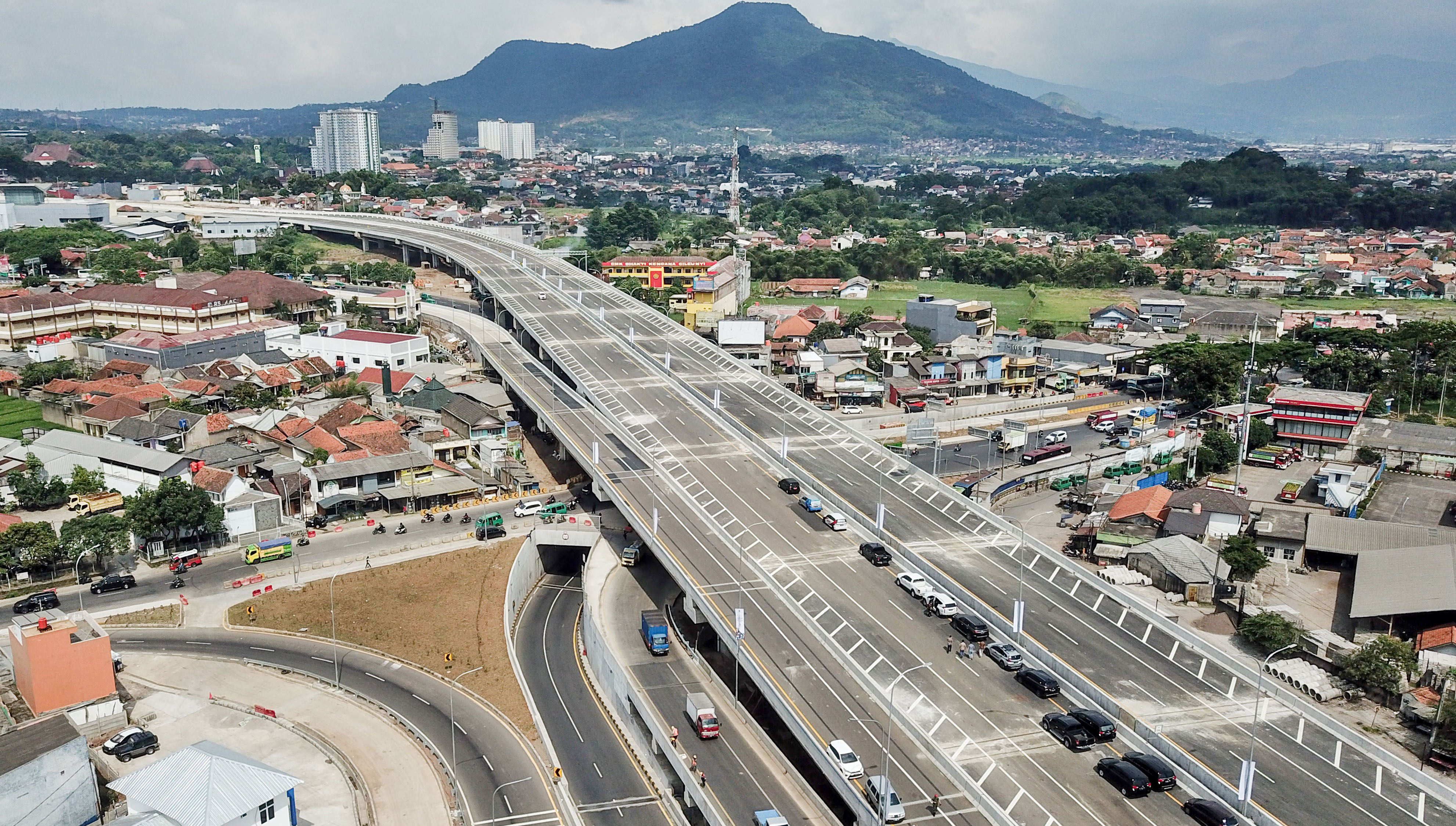 Foto udara simpang susun Jalan Tol Purbaleunyi dan Jalan Tol Cisumdawu di Cileunyi, Kabupaten Bandung.