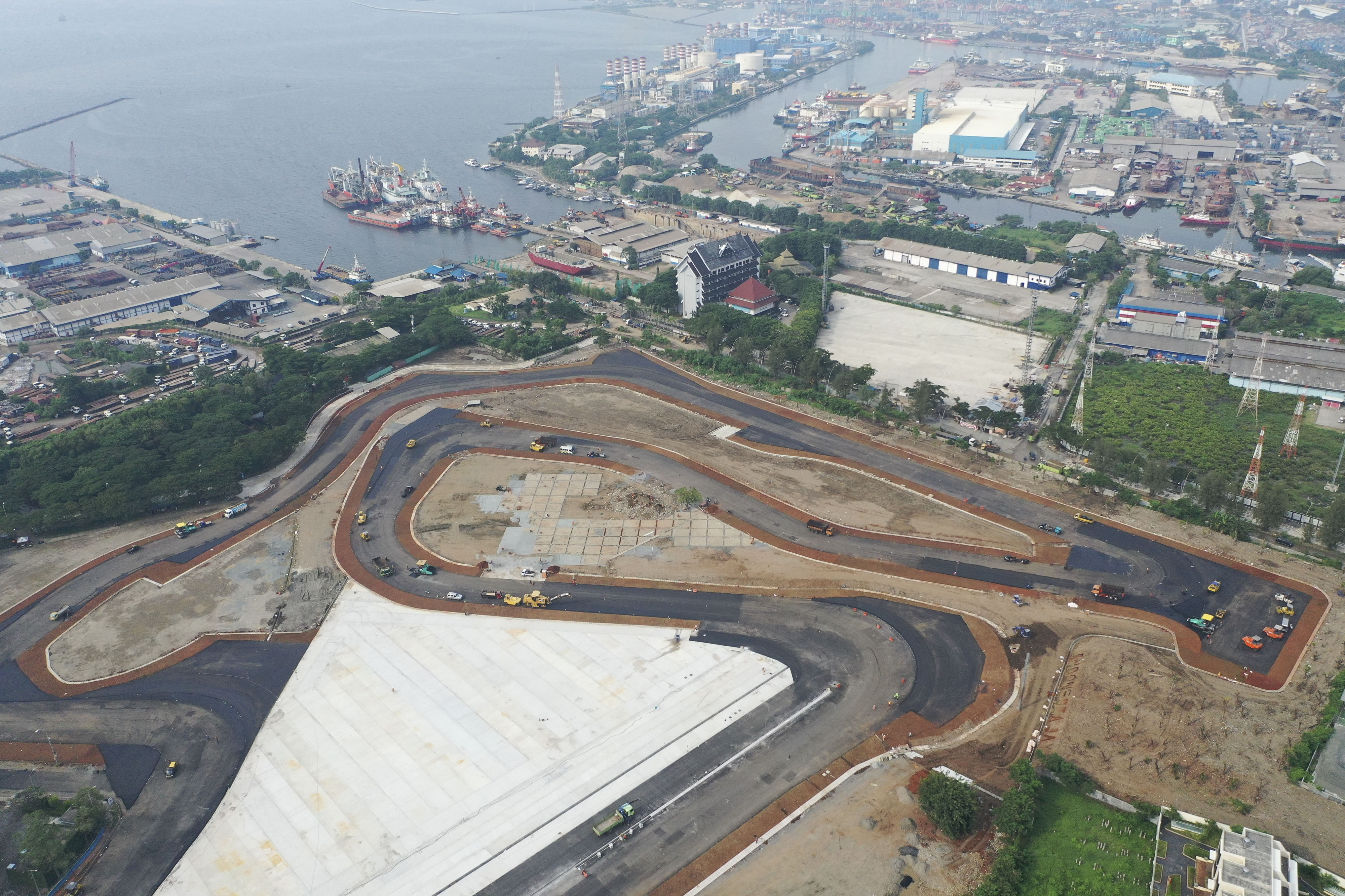  Foto udara progres pembangunan Sirkuit Jakarta International E-Prix Circuit (JIEC) di kawasan Taman Impian Jaya Ancol, Jakarta, Rabu (30/3)