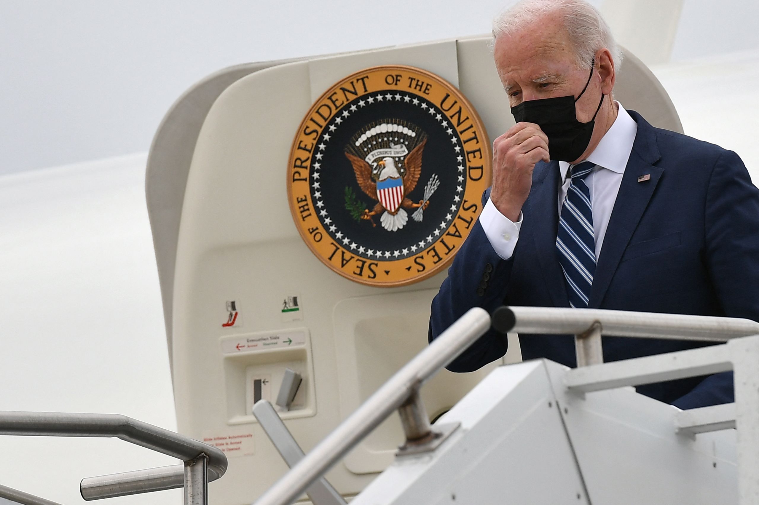 Presiden AS Joe Biden saat turun dari pesawat kepresidenan di bandara wilayah Maryland.
