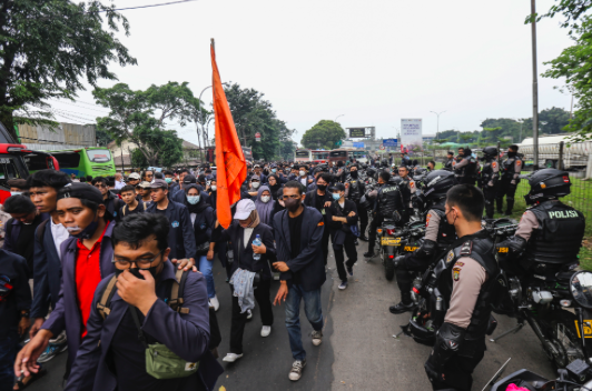Sejumlah massa mahasiswa kembali ke kampusnya di kawasan Pasar Rebo, Jakarta Timur, Senin (11/4/2022). 
