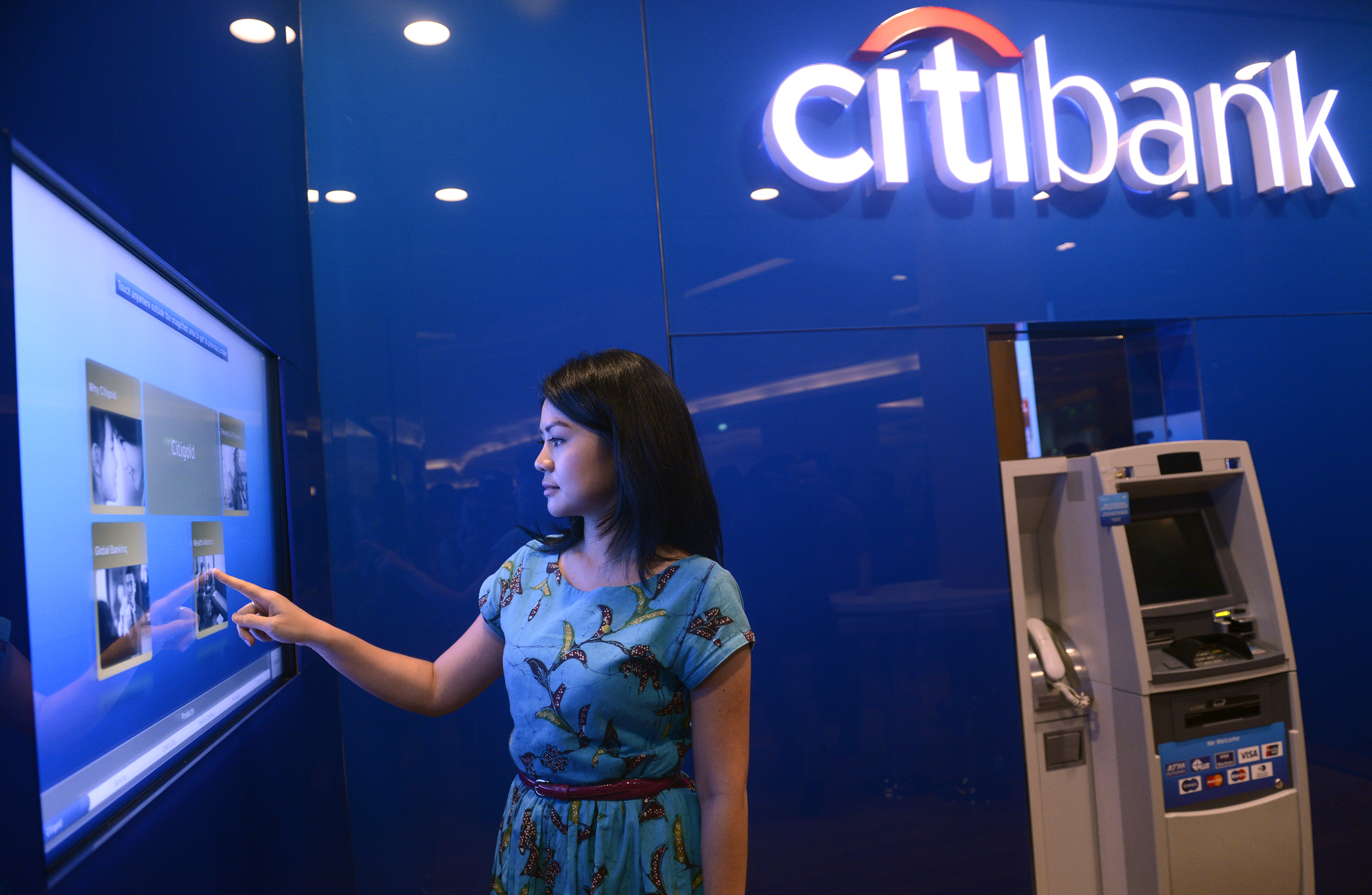 Nasabah melakukan transaksi di atm layar sentuh Citi Indonesia