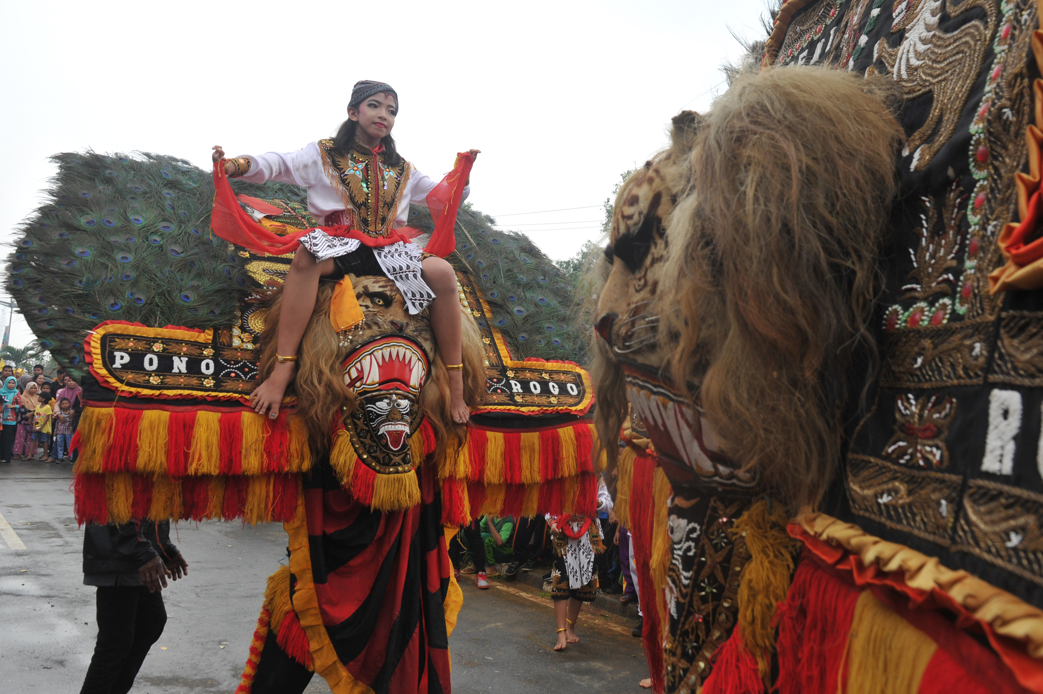 Sejumlah seniman menampilkan tari Reog Ponorogo.