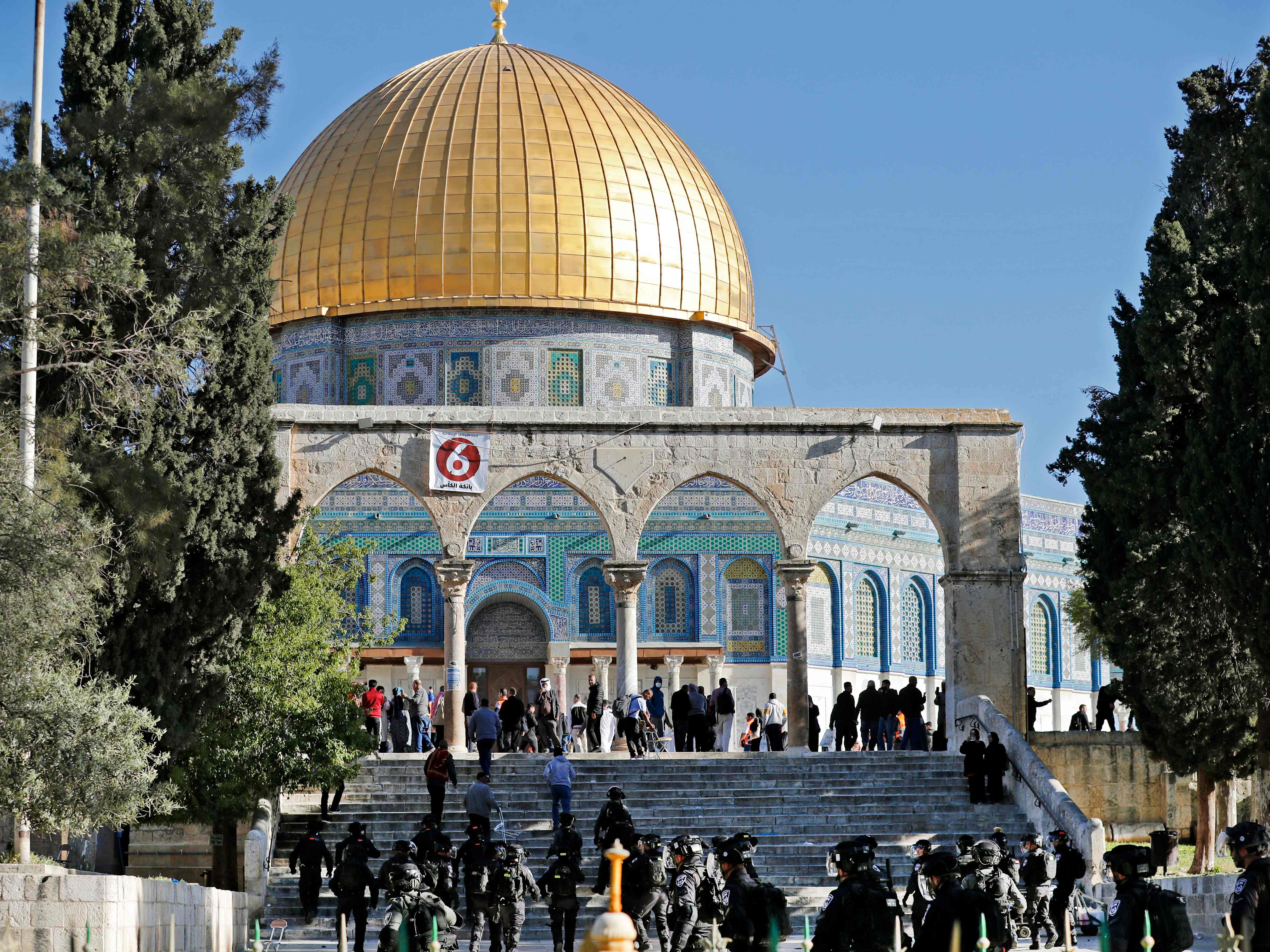 Pasukan keamanan Israel dan warga Palestina saling berhadapan di depan masjid selama bentrokan di kompleks masjid Al Aqsa.