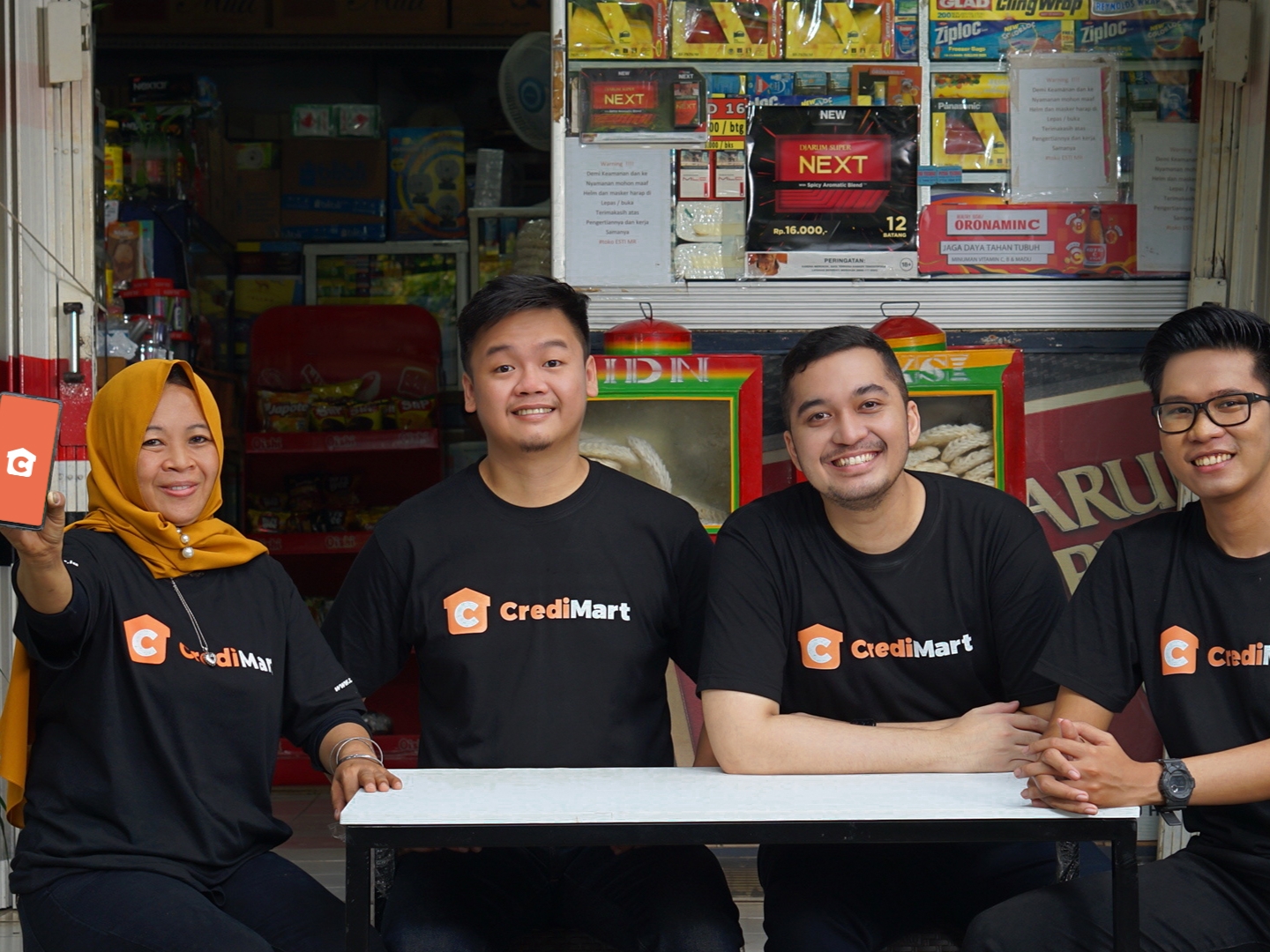 CrediMart bekerja sama dengan toko grosir konvensional dan membantu mereka berjualan kulakan melalui toko online yang disediakan.