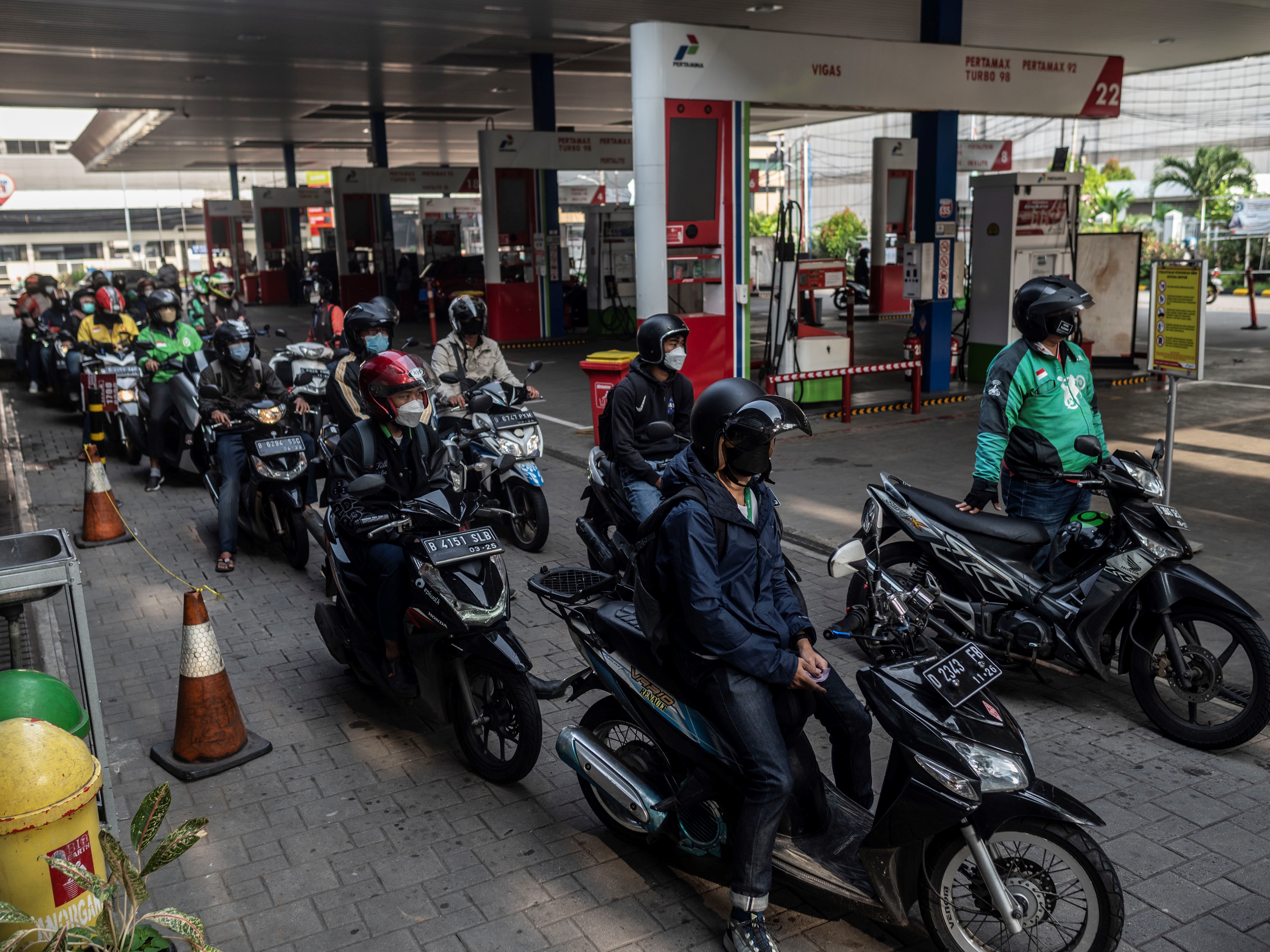  Sejumlah pengendara sepeda motor antre untuk mengisi bahan bakar minyak (BBM) di SPBU Kuningan, Jakarta, Rabu (30/3/2022).