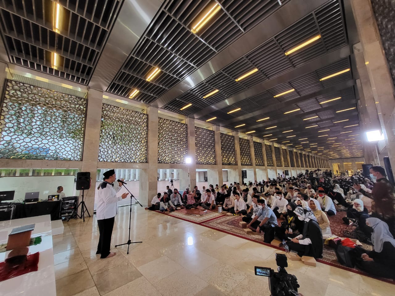 BPP HIPMI menggelar Buka Bersama (Bukber) 3.000 jamaah yang terdiri dari 400 anak yatim di Masjid Istiqlal, Jakarta, Jumat (22/4/2022)