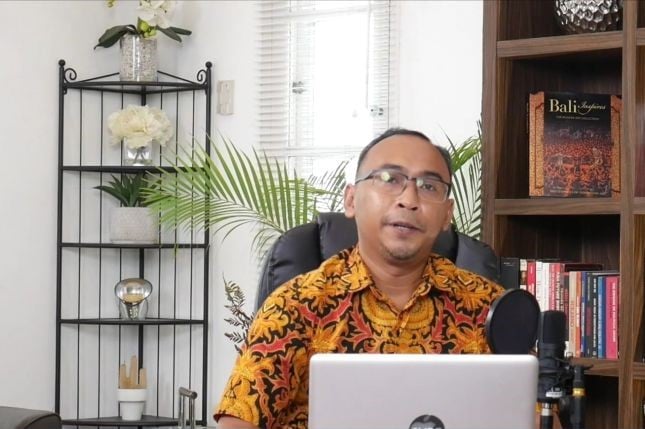 Tangkapan layar Direktur Riset SMRC Deni Irvani saat mempresentasikan hasil survei SMRC 