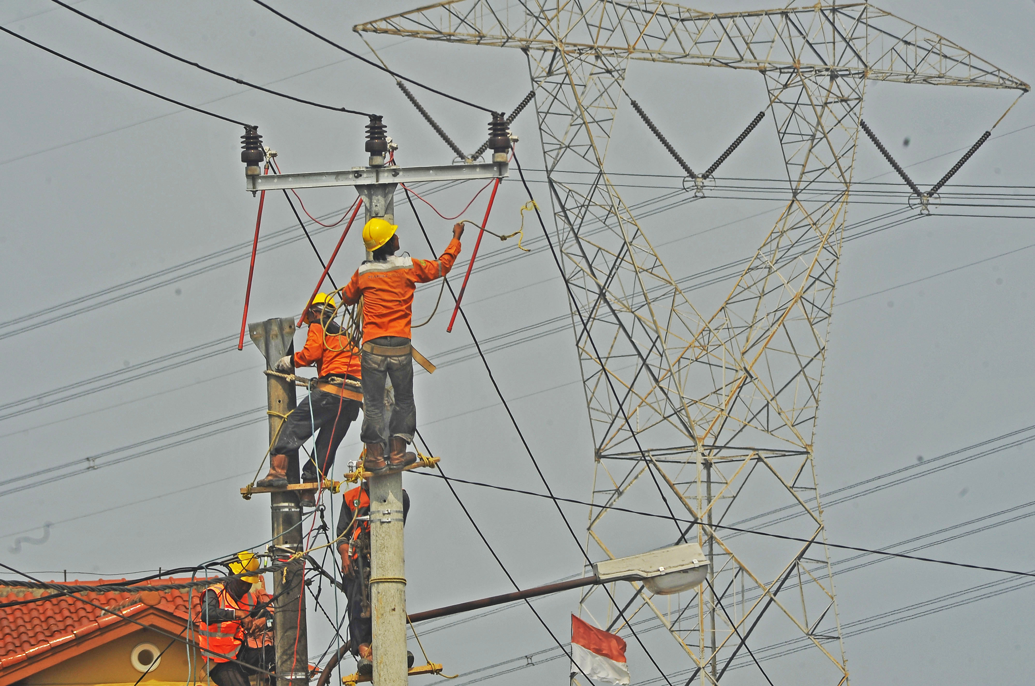 Sejumlah pekerja menyelesaikan pemasangan jaringan listrik tegangan tinggi di Cipocok, Serang, Banten.