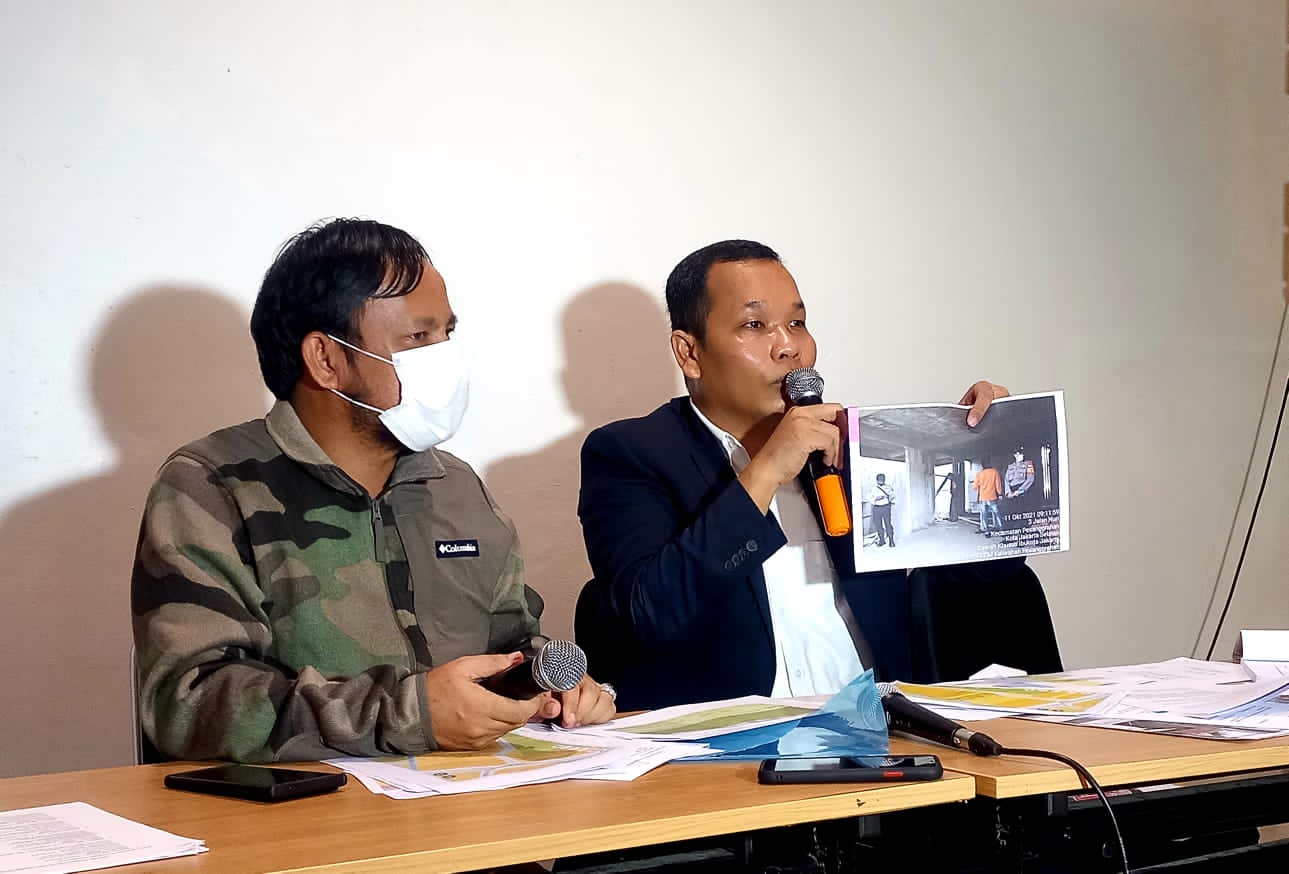  Kuasa hukum warga, Patar Aritonang saat menyampaikan rilisnya di Jakarta