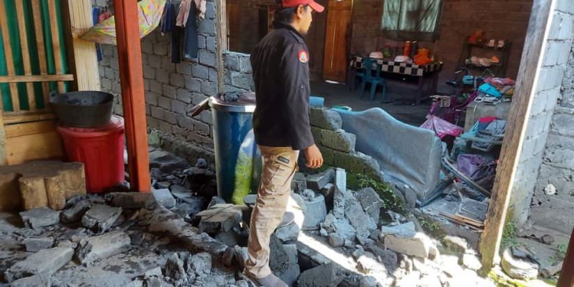 Kondisi bangunan rumah yang mengalami kerusakan pascagempabumi 5,2 SR di Kabupaten Halmahera Utara, Maluku Utara, Senin (18/4/2022). 